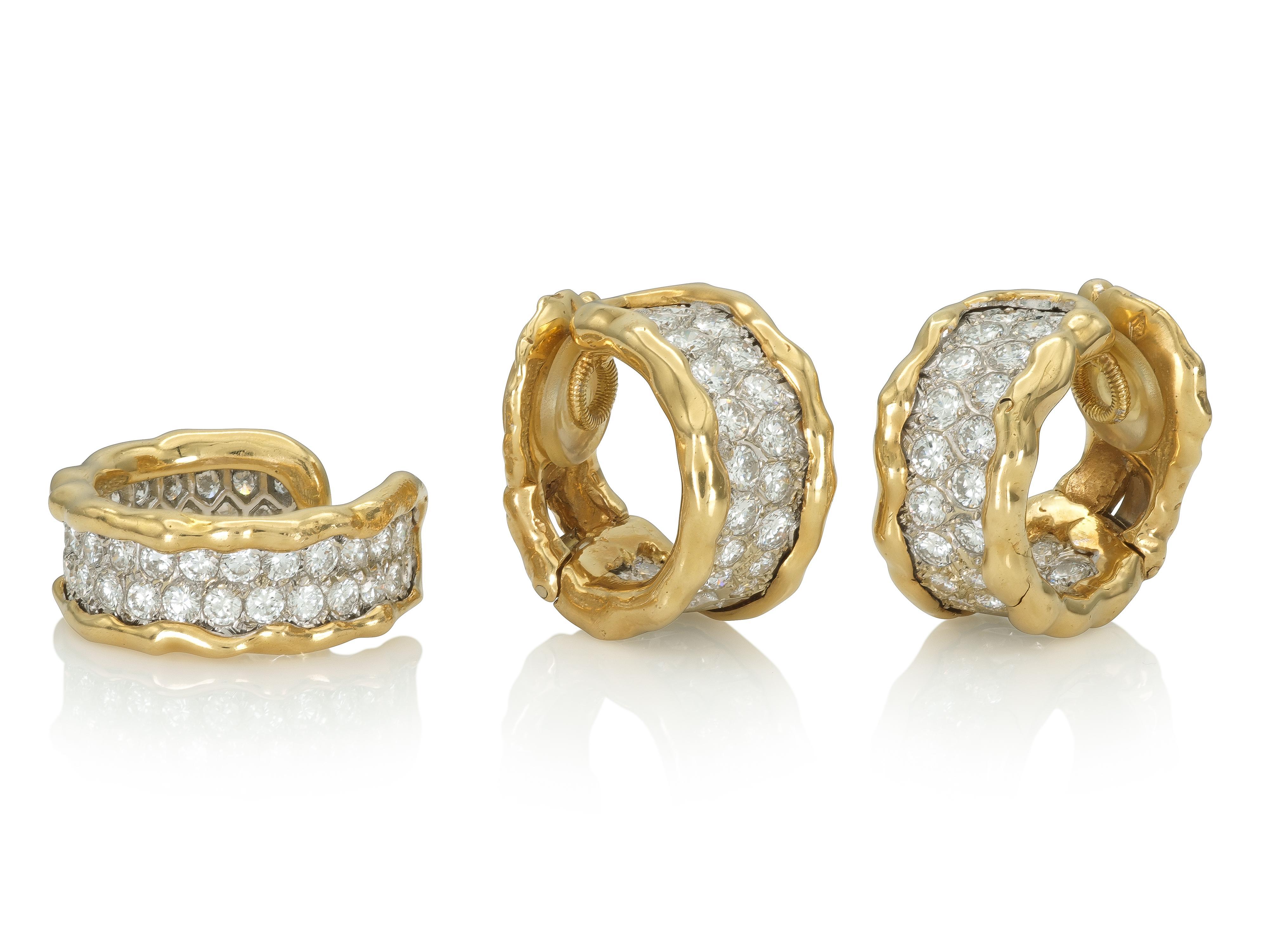 Fein gearbeitet in 18 Karat Gelb- und Weißgold mit runden Diamanten im Brillantschliff mit einem Gesamtgewicht von etwa 4,50 Karat.
Signiert von Van Cleef & Arpels
Circa 1970er Jahre
Ohrringe: 1 /34 Zoll Durchmesser
Ring: Größe 5 3/4