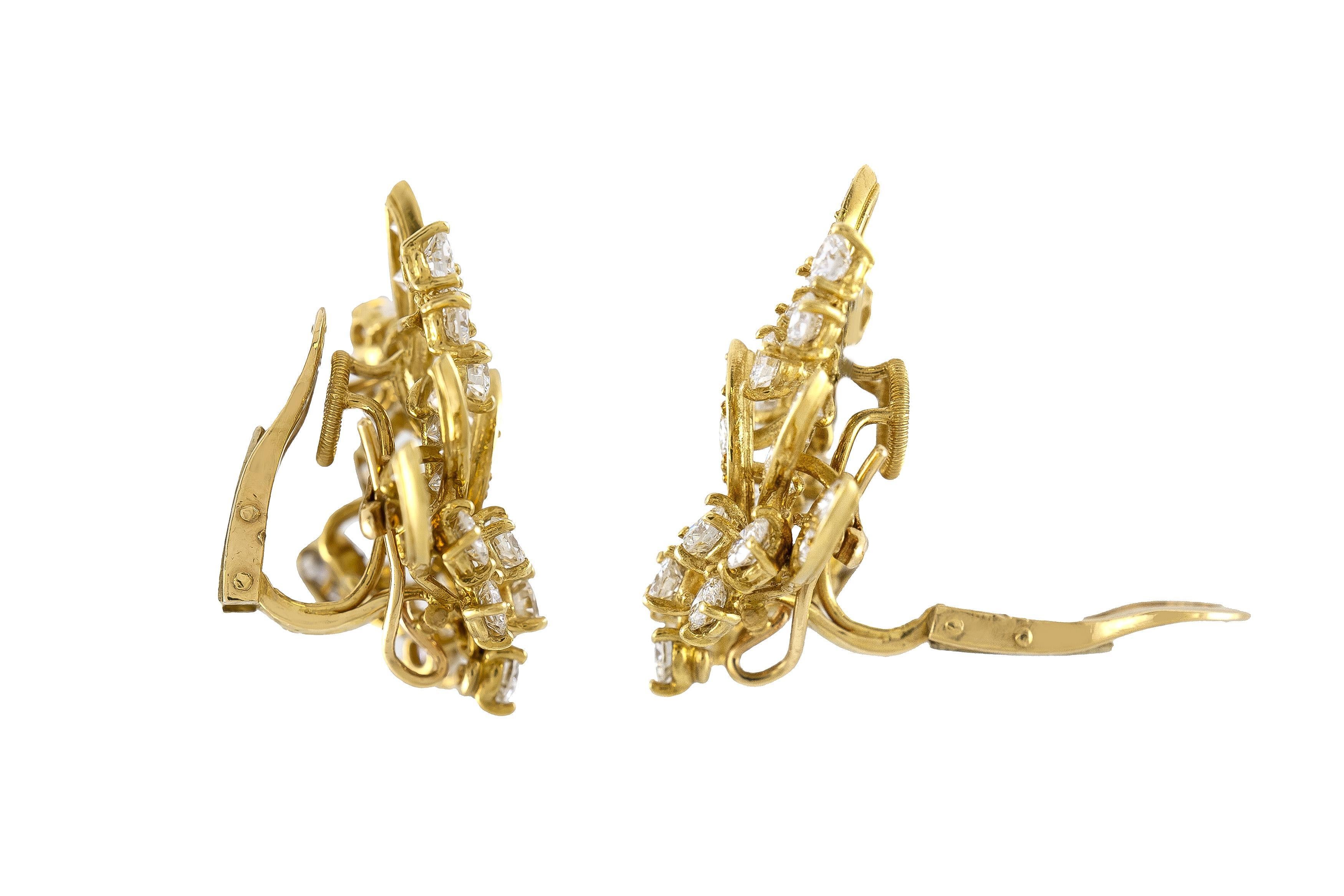 Finely crafted in 18k yellow gold with Round Brilliant cut Diamonds weighing a total of approximately 9.00 carats.
Signed by Van Cleef & Arpels
Circa 1970s
1 1/4 x 1 1/8 inches