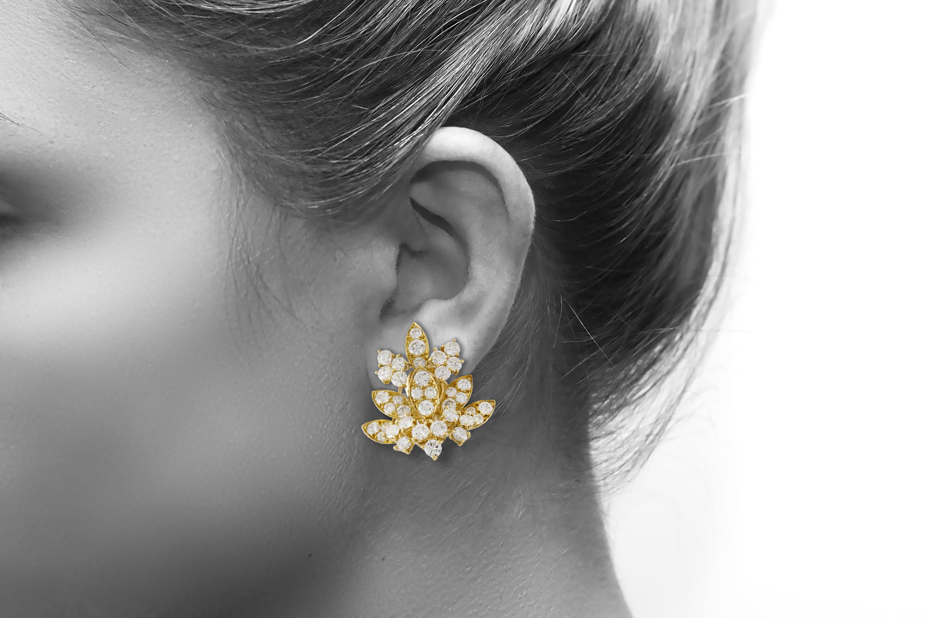 Vintage 1970s Van Cleef & Arpels Diamond Leaf Earrings In Good Condition For Sale In New York, NY