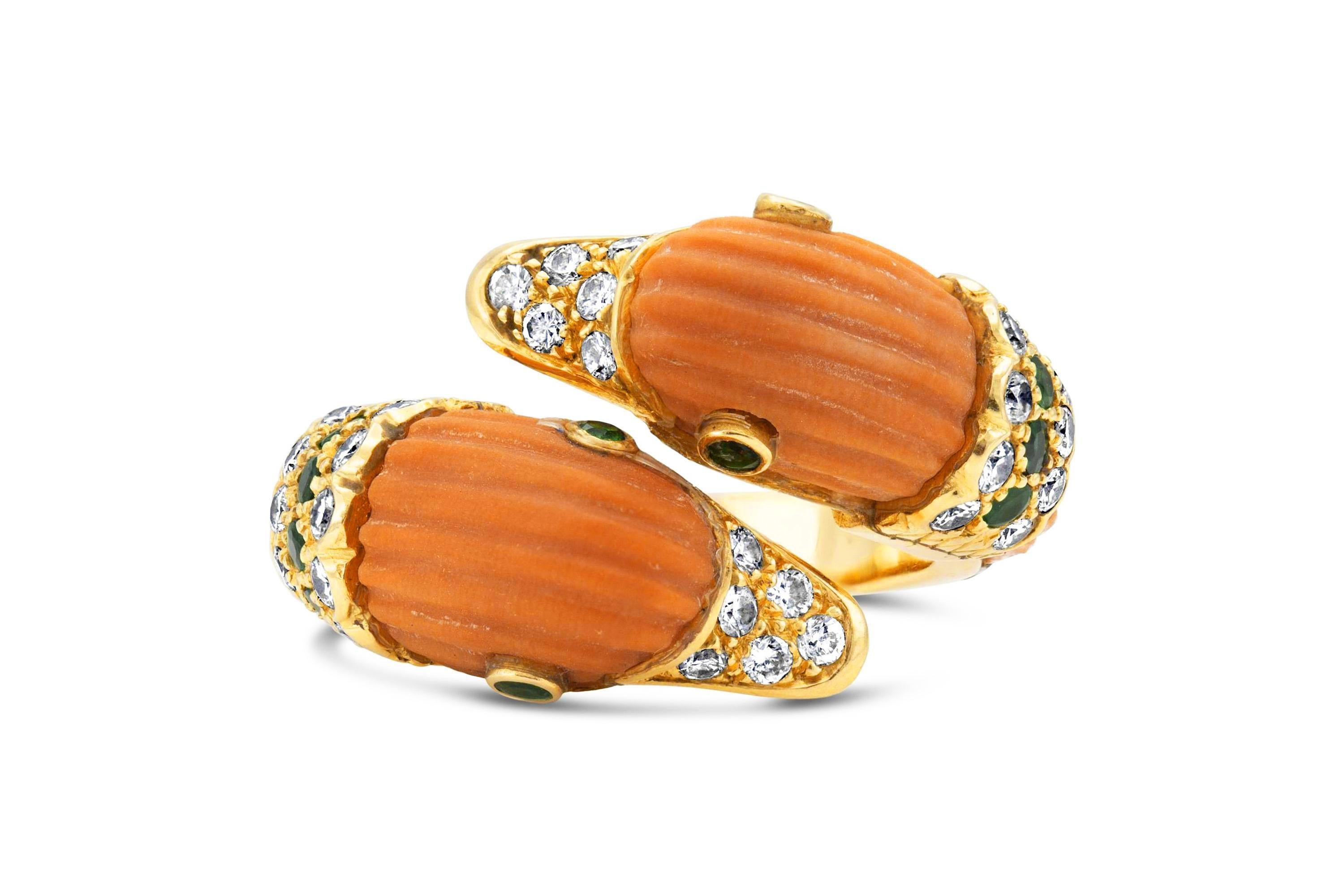 Fein gearbeitet in 18k Gelbgold mit geschnitzten Korallen, Diamanten und Smaragden.
Signiert von Van Cleef & Arpels
Circa 1970er Jahre
Größe 4 3/4