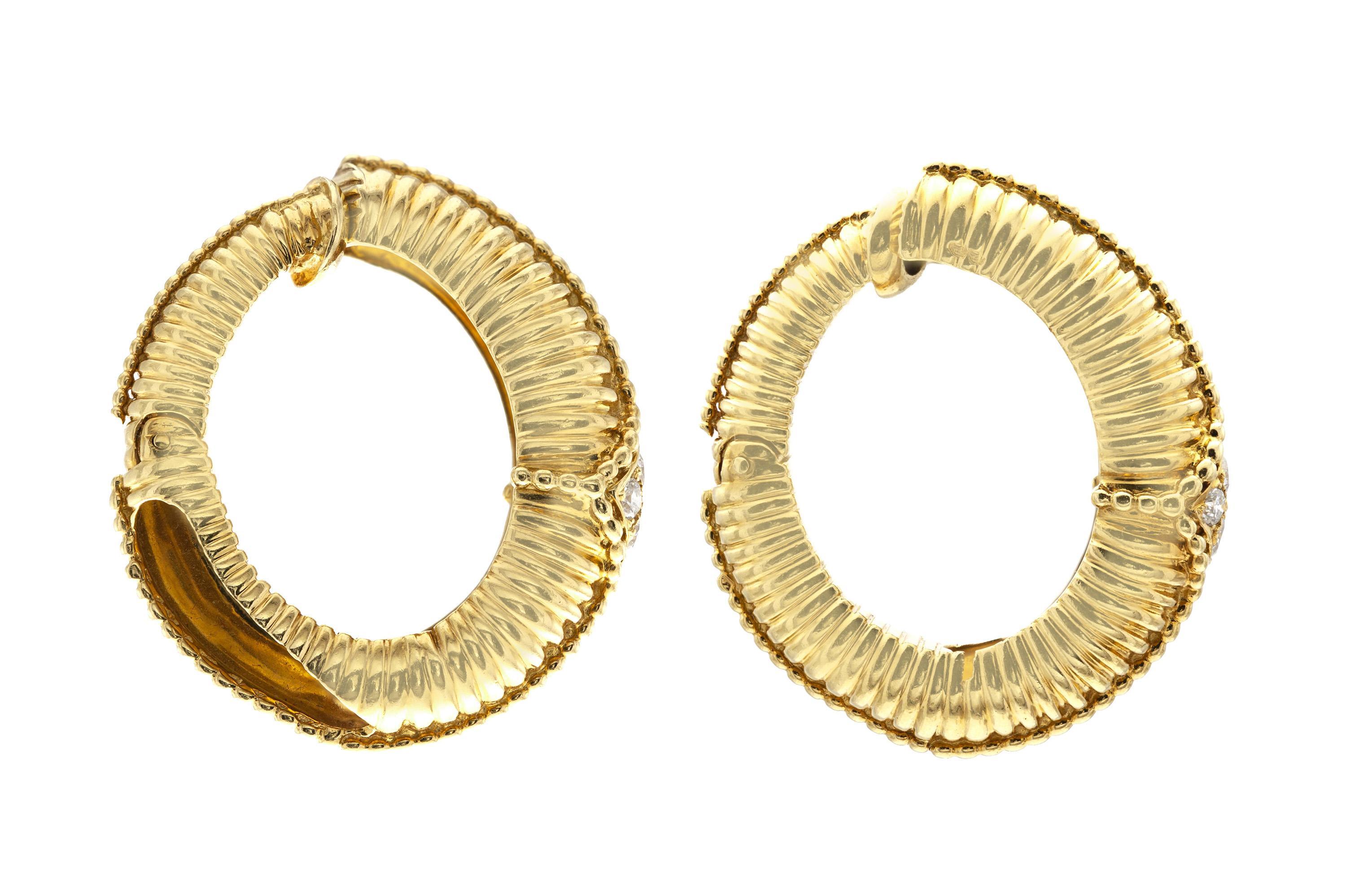 Fein gearbeitet in 18 Karat Gelbgold mit 4 runden Diamanten im Brillantschliff auf jedem Ohrring, mit einem Gesamtgewicht von ca. 0,80 Karat.
Signiert von Van Cleef & Arpels
Ca. 1973
1 1/2 Zoll Durchmesser
