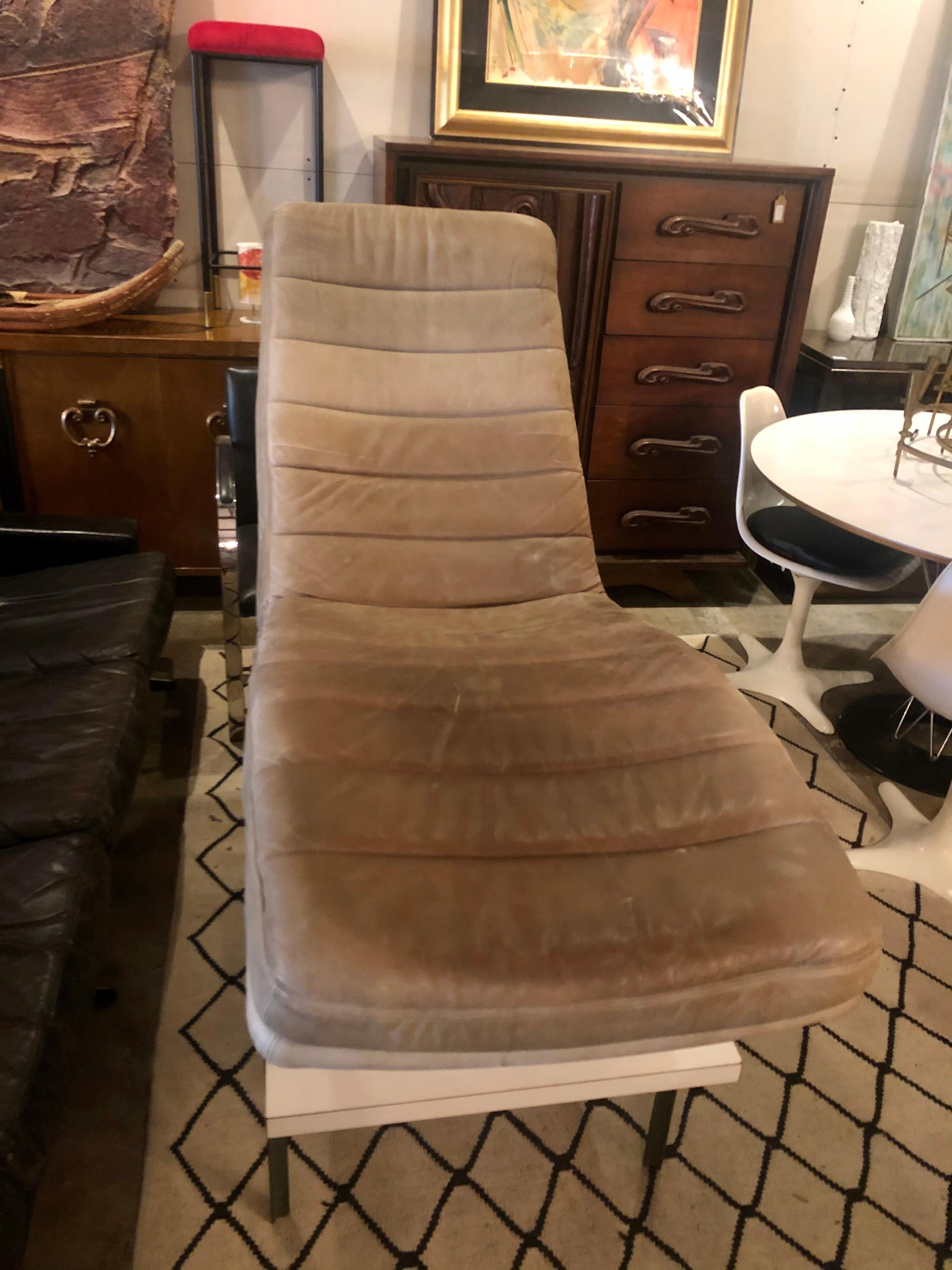 Designed by Walter Knoll for Brayton International, this chaise lounge chair is in overall good condition. Original leather. Chrome base,
circa 1970s, USA.
Dimensions:
60.5