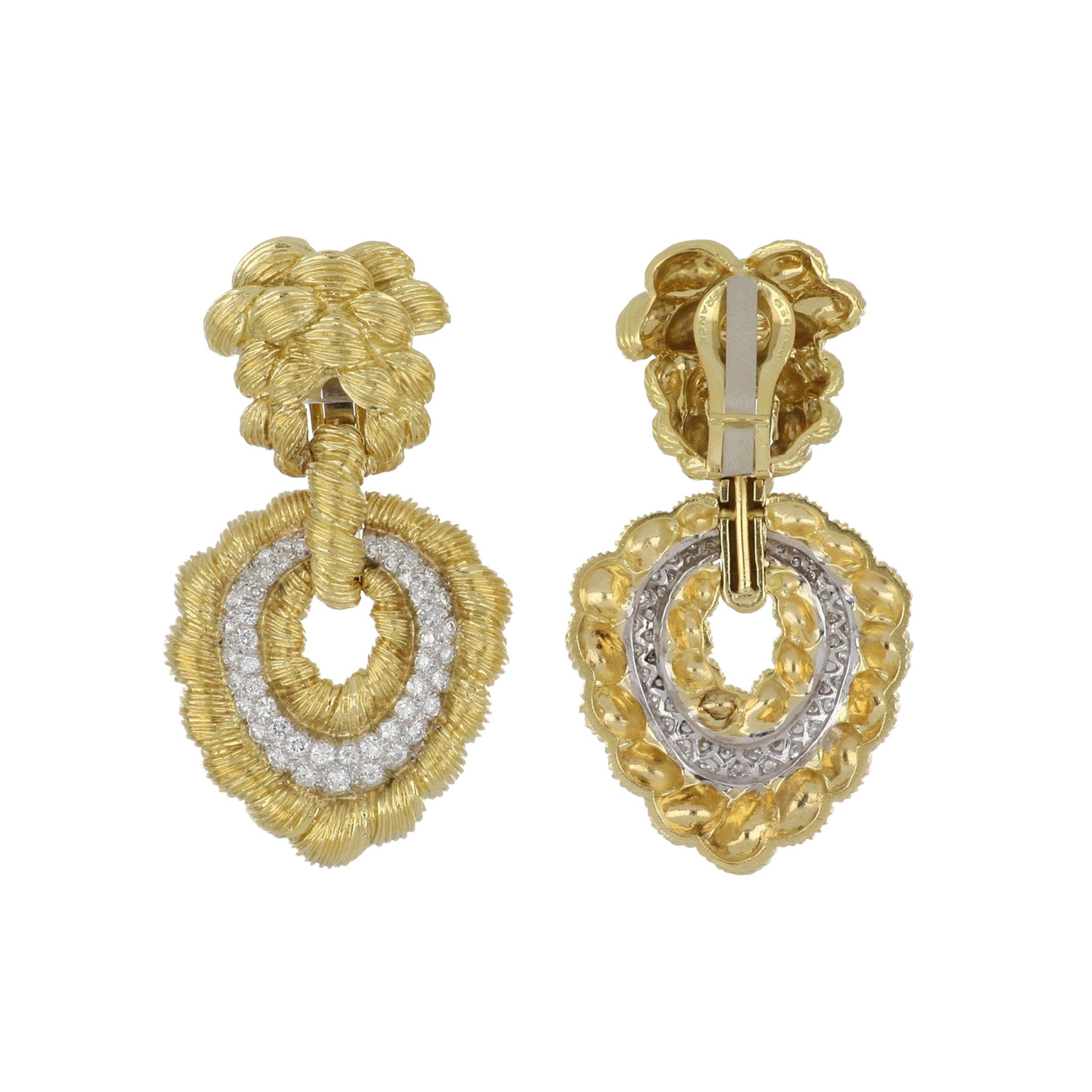 Un par de pendientes vintage estilo aldaba Wander de oro amarillo de 18 quilates texturizado con detalles de diamantes talla única engastados en platino.  Los diamantes tienen un total de 3,05 quilates, color G-H, claridad VS1-2 y miden 2 1/4