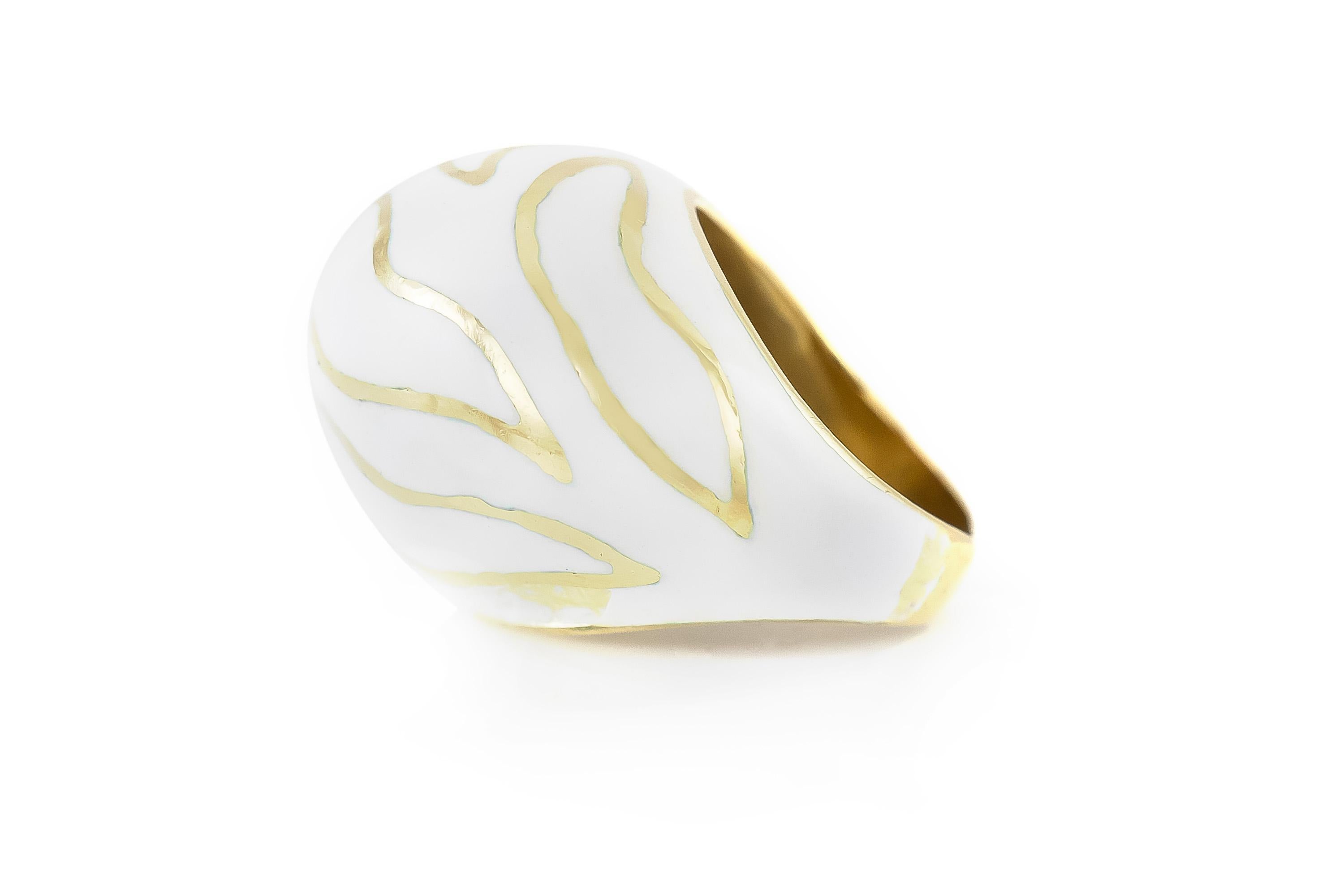 Finemente realizzato in oro giallo 14k e smalto bianco.
Circa anni '80
Taglia 6 1/2