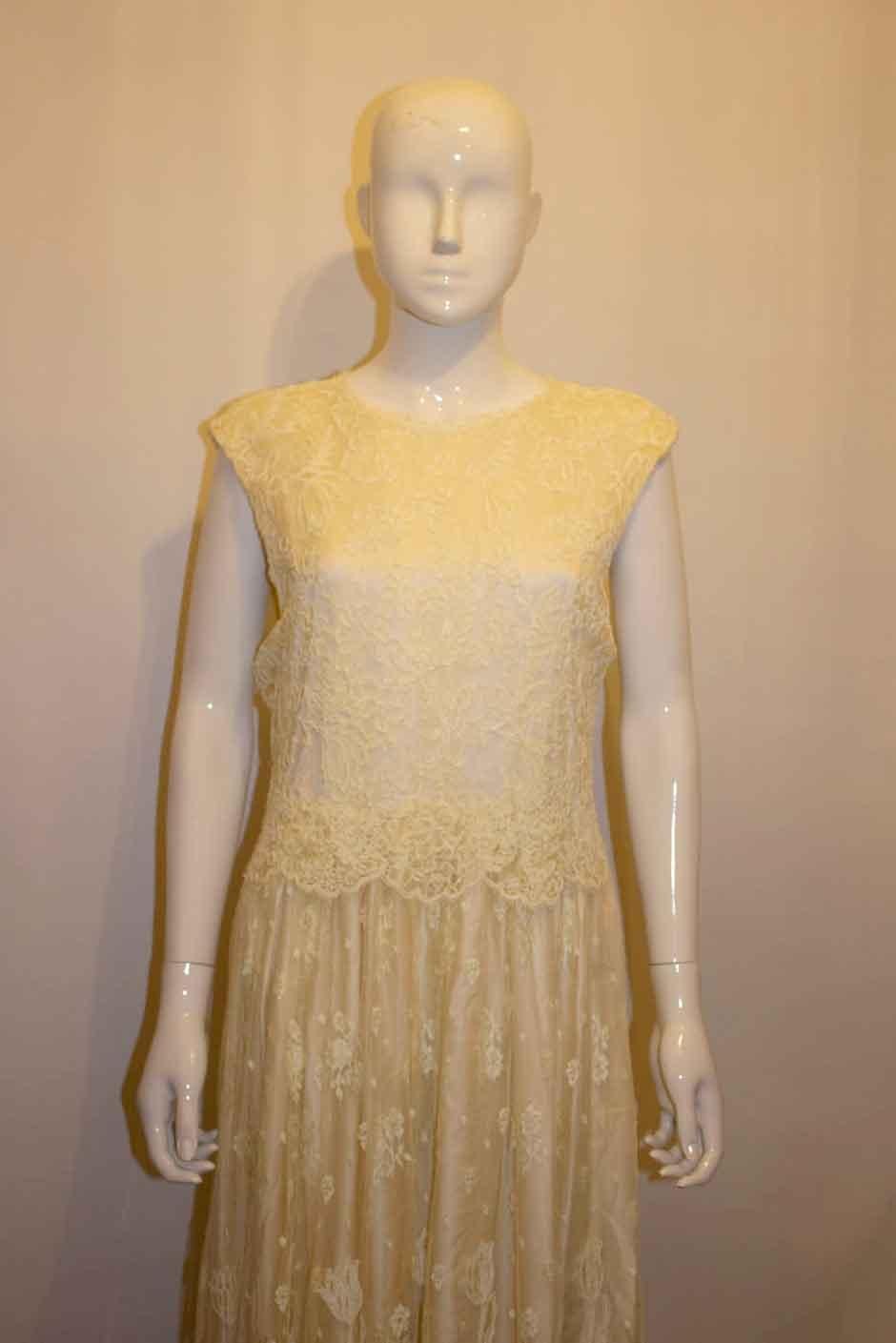 Vintage 1970s White Lace Gown In Good Condition For Sale In London, GB