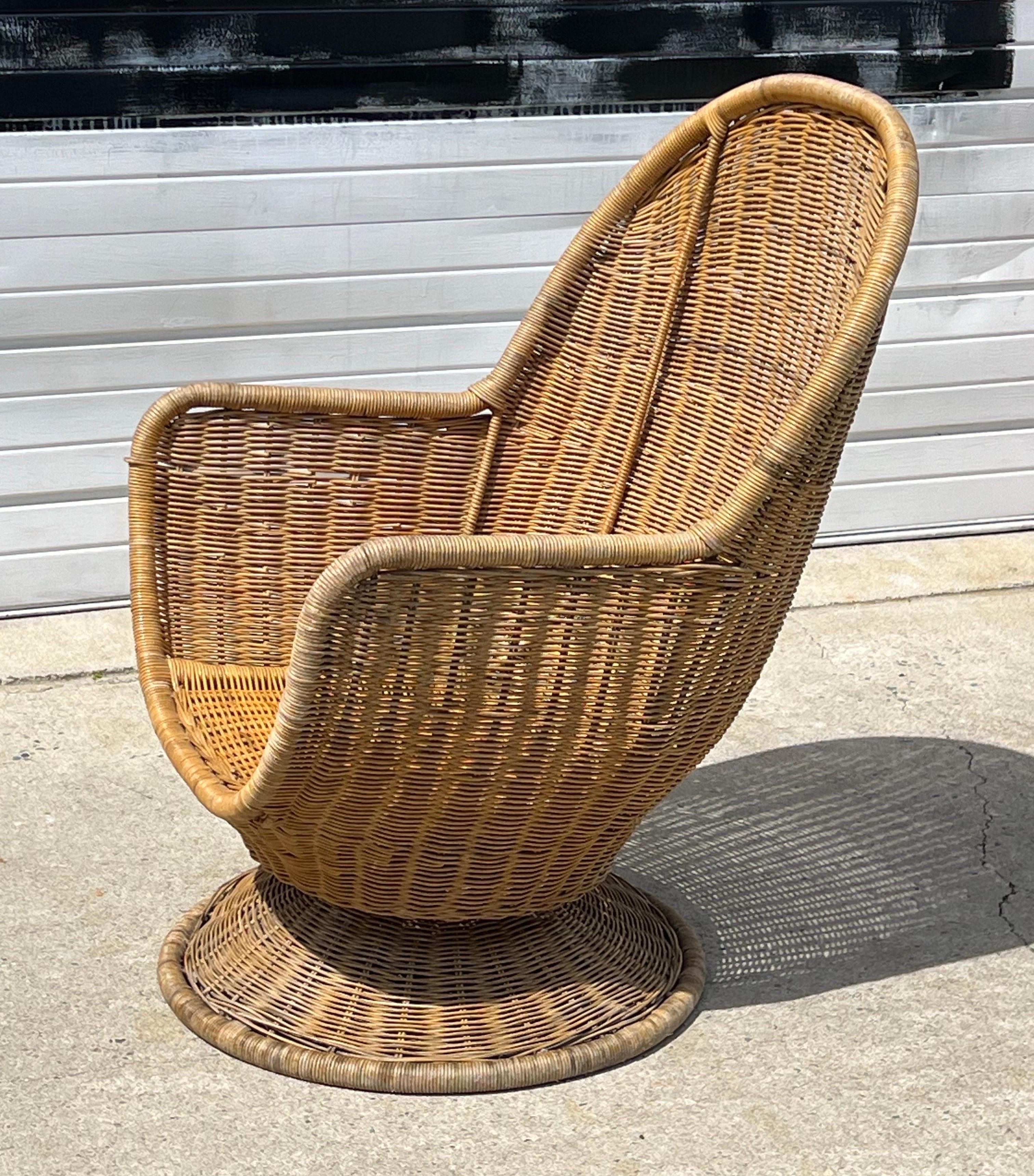 Mid-Century moderno Salotto a uovo girevole in vimini anni '70 vintage