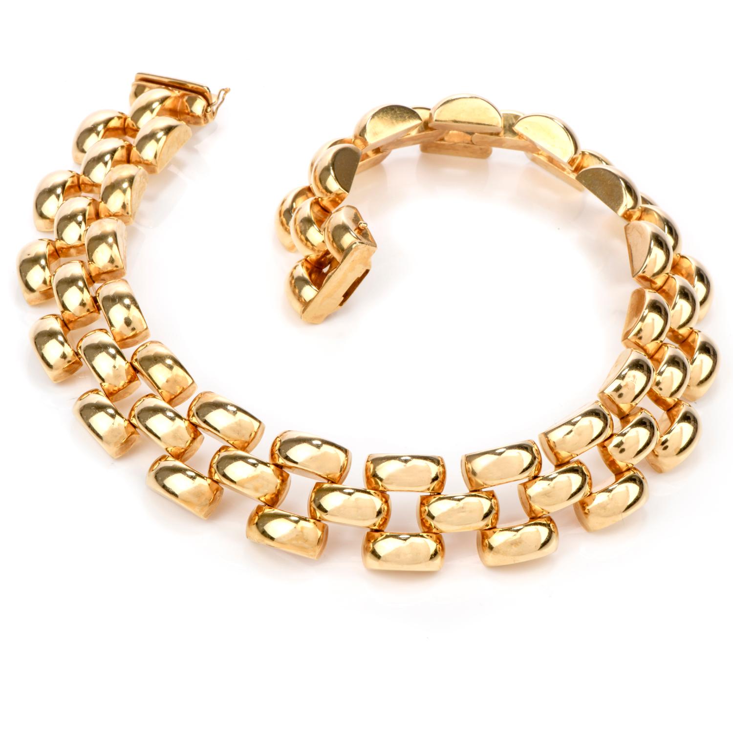 This chic vintage 1970's necklace consists of large interlocking links that measure

appx. 7/8 inch wide and is appx. 16 inches in length with the neck opening

at appx. 15 Inches. 

3 wide Bright high polished links adorn throughout.

Great to wear