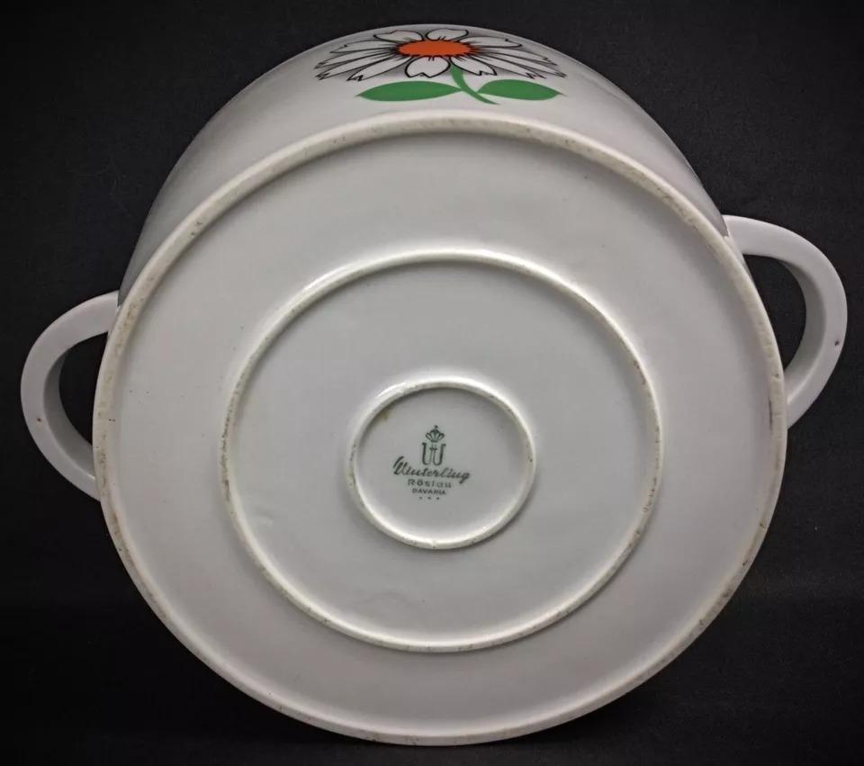 Esta preciosa sopera vintage de los años 70 de Winterling Rösiau Baviera luce una delicada decoración floral, que añade un toque de elegancia a cualquier servicio de mesa. Encantadora pieza de porcelana bávara, se conserva en buen estado con