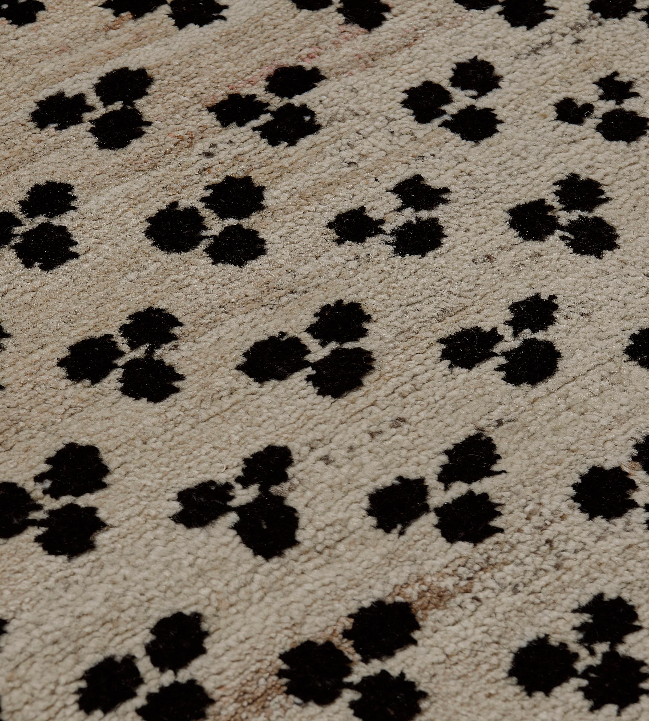 Vintage 1970s Wool Turkish Rug With Red Accent Border In Good Condition For Sale In West Hollywood, CA