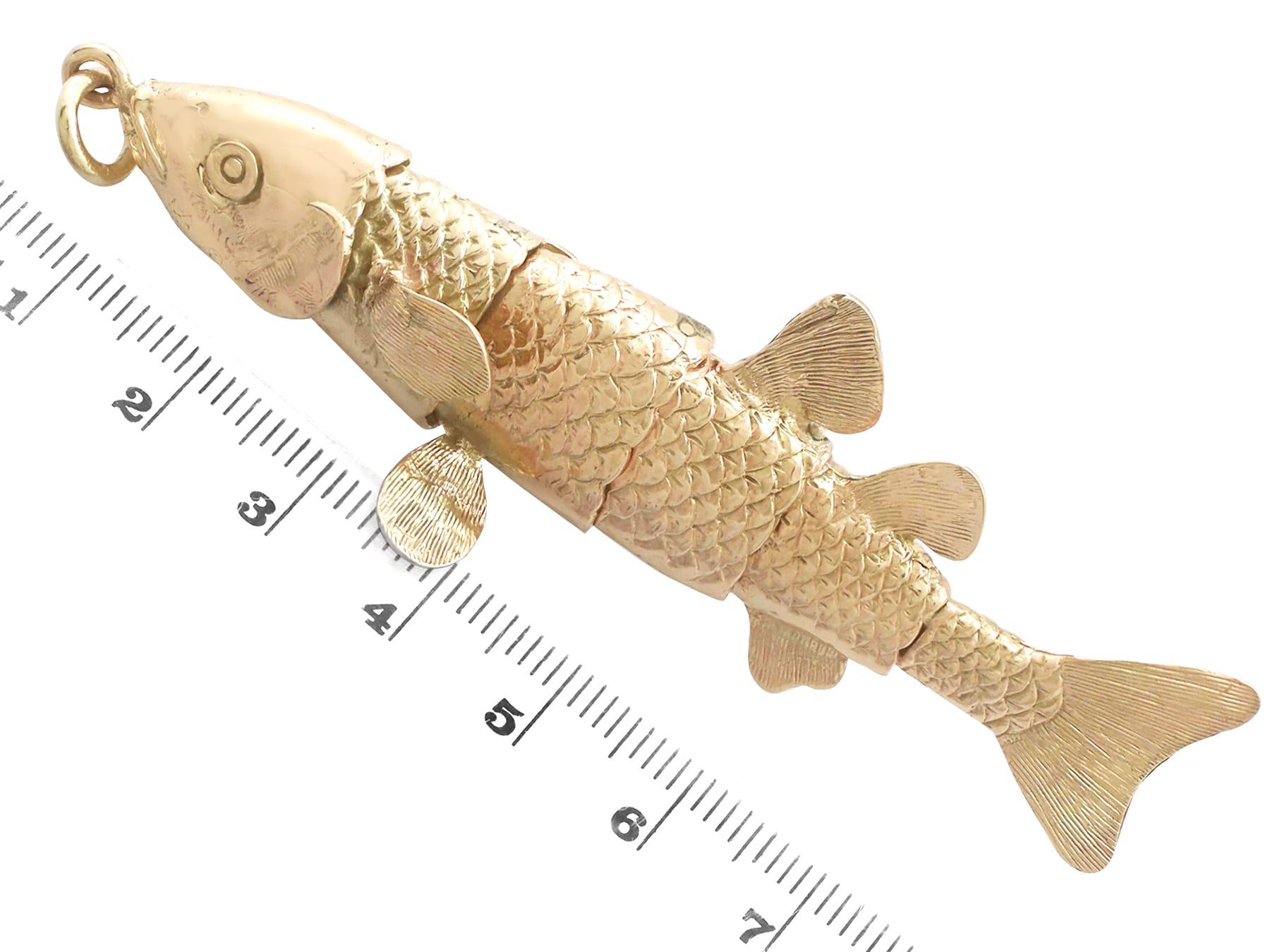 Vintage 1970s Yellow Gold Articulated Fish Charm For Sale 1