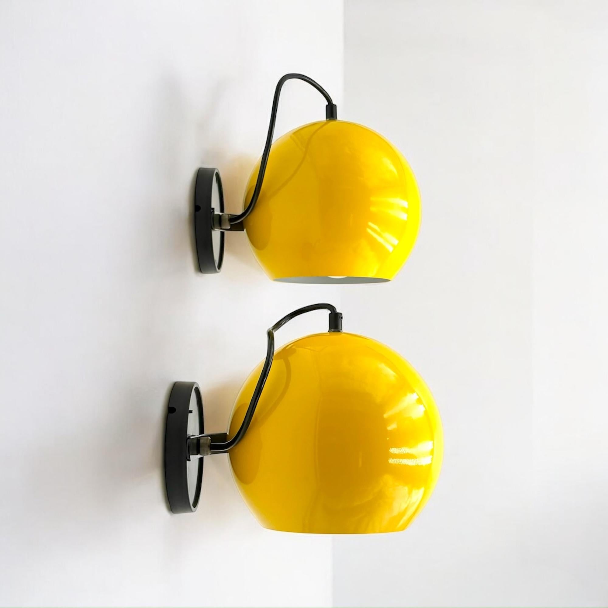 Vintage 1970s Yellow Wall Lamps by Emmedi, Diseño Italiano Nuevo Viejo Stock Metal en venta