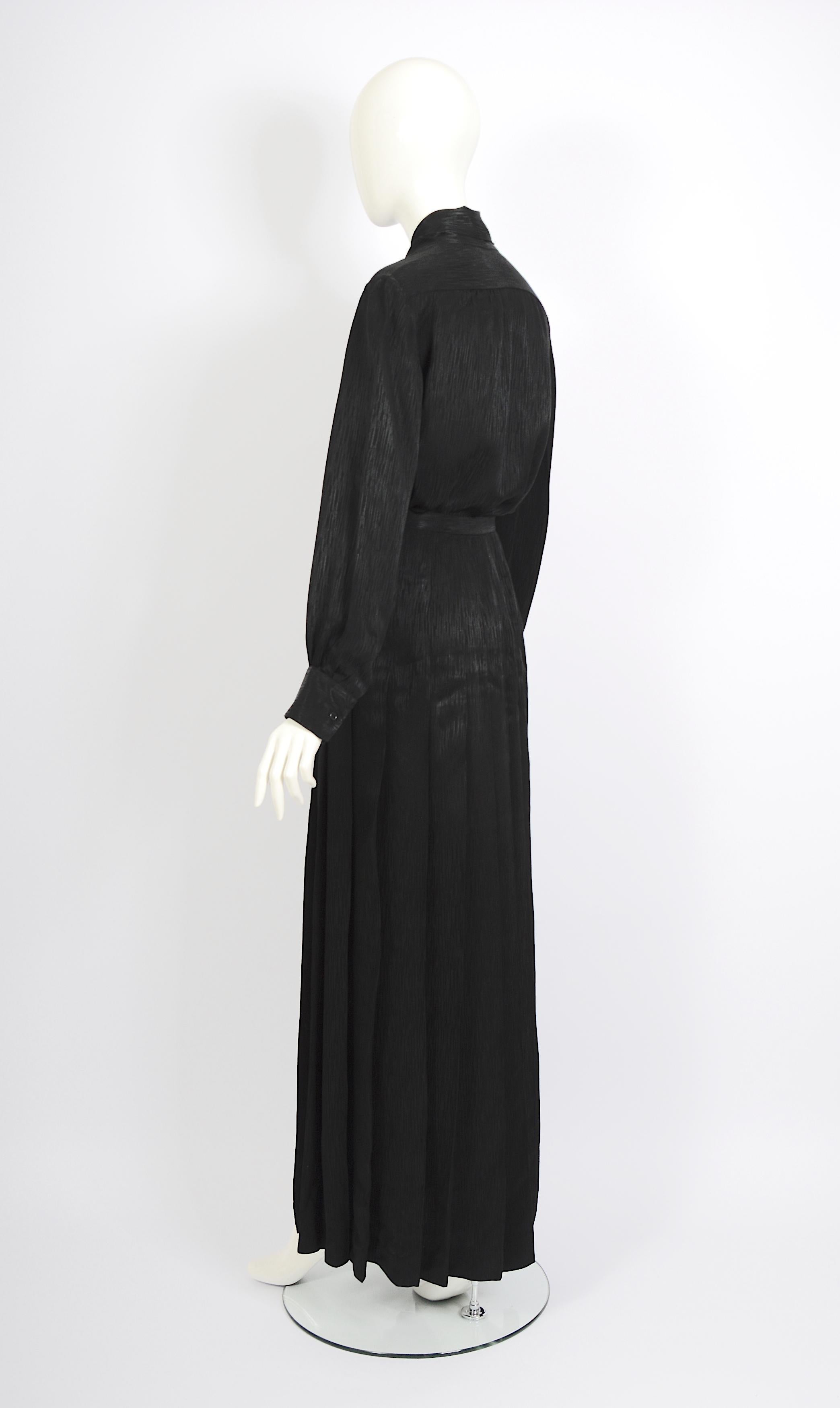 Vintage 1970 Yves Saint Laurent ensemble blouse foulard noir et jupe maxi plissée en vente 6