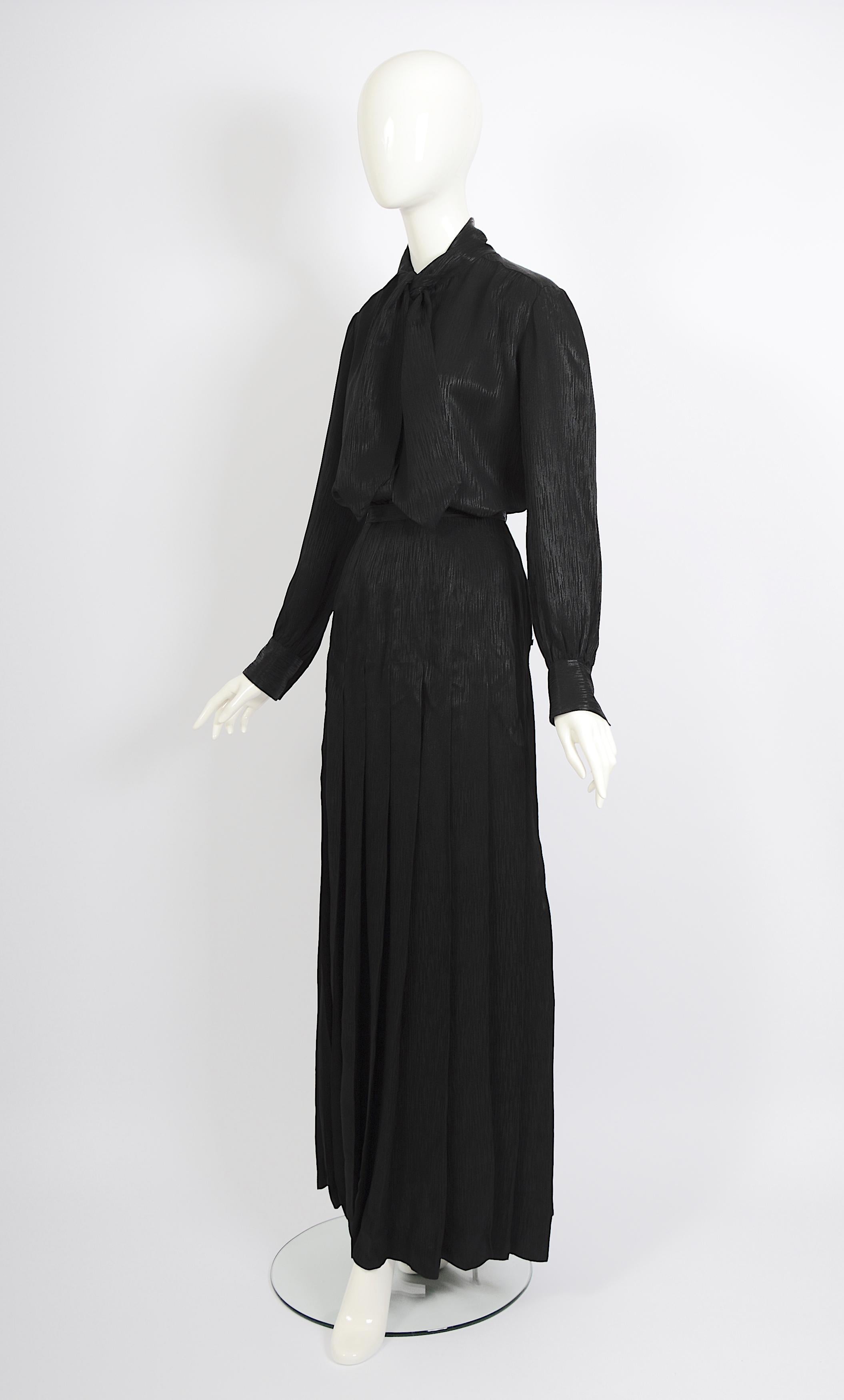 Vintage 1970 Yves Saint Laurent ensemble blouse foulard noir et jupe maxi plissée en vente 7