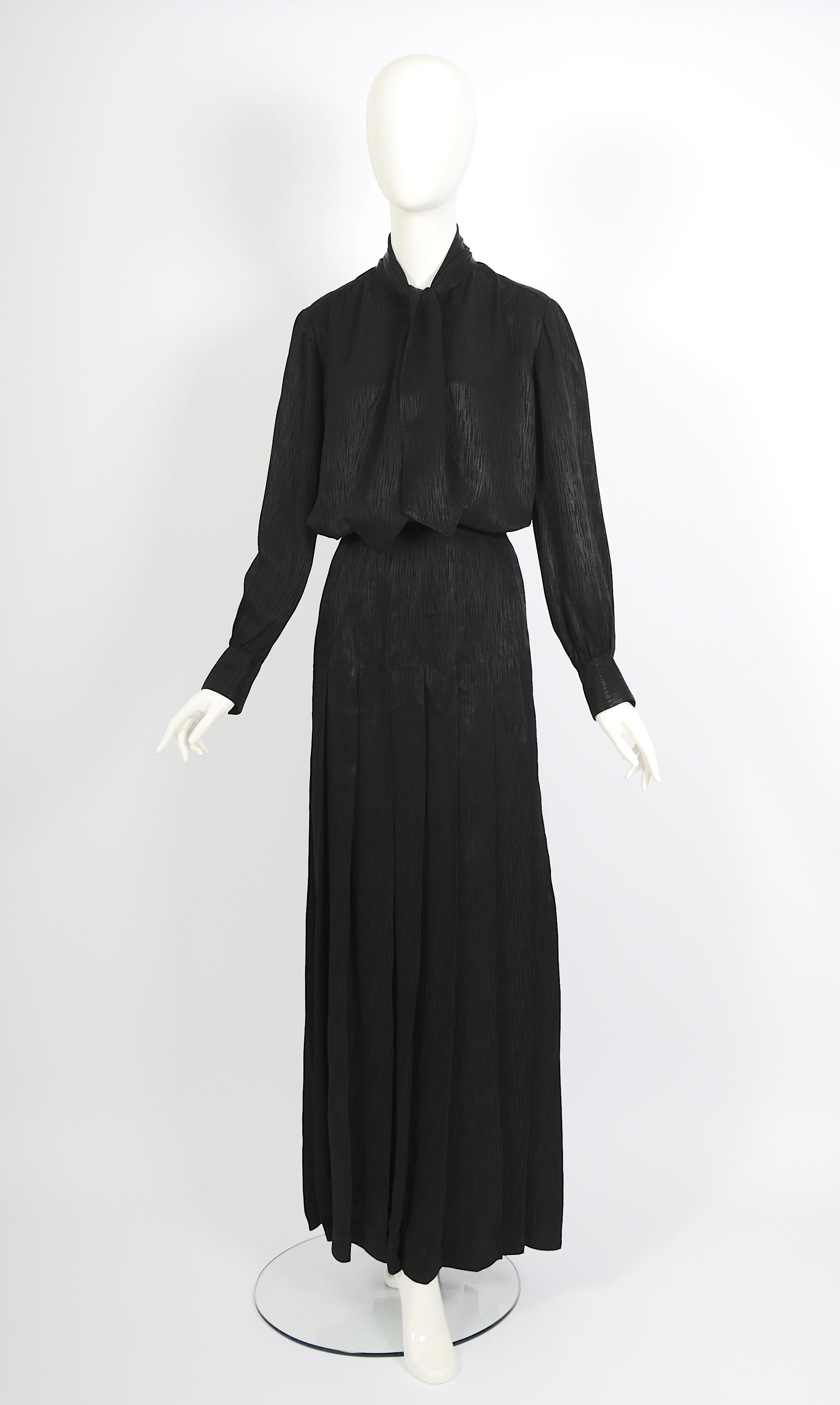 Vintage 1970 Yves Saint Laurent ensemble blouse foulard noir et jupe maxi plissée en vente 8
