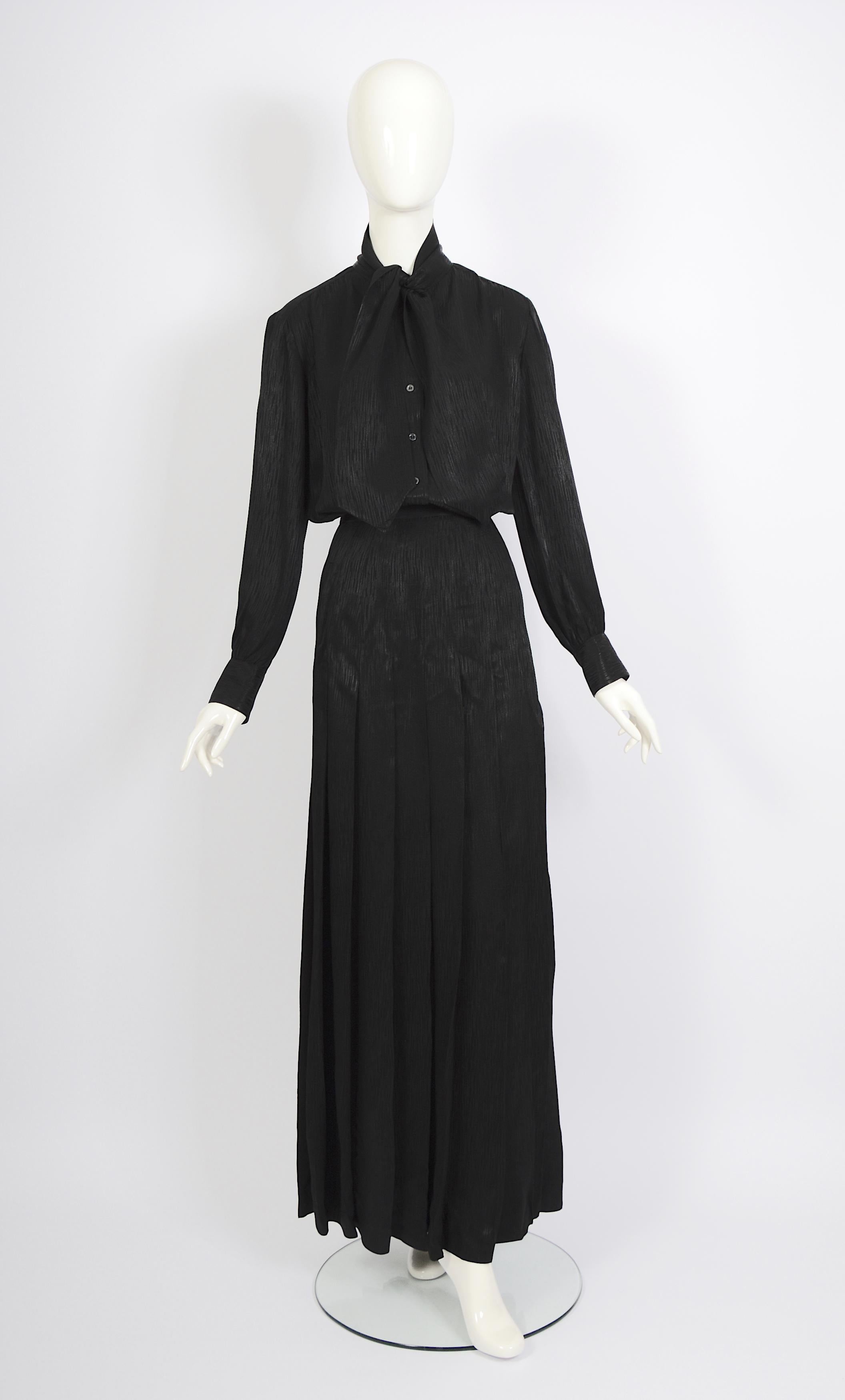 Vintage 1970 Yves Saint Laurent ensemble blouse foulard noir et jupe maxi plissée en vente 9