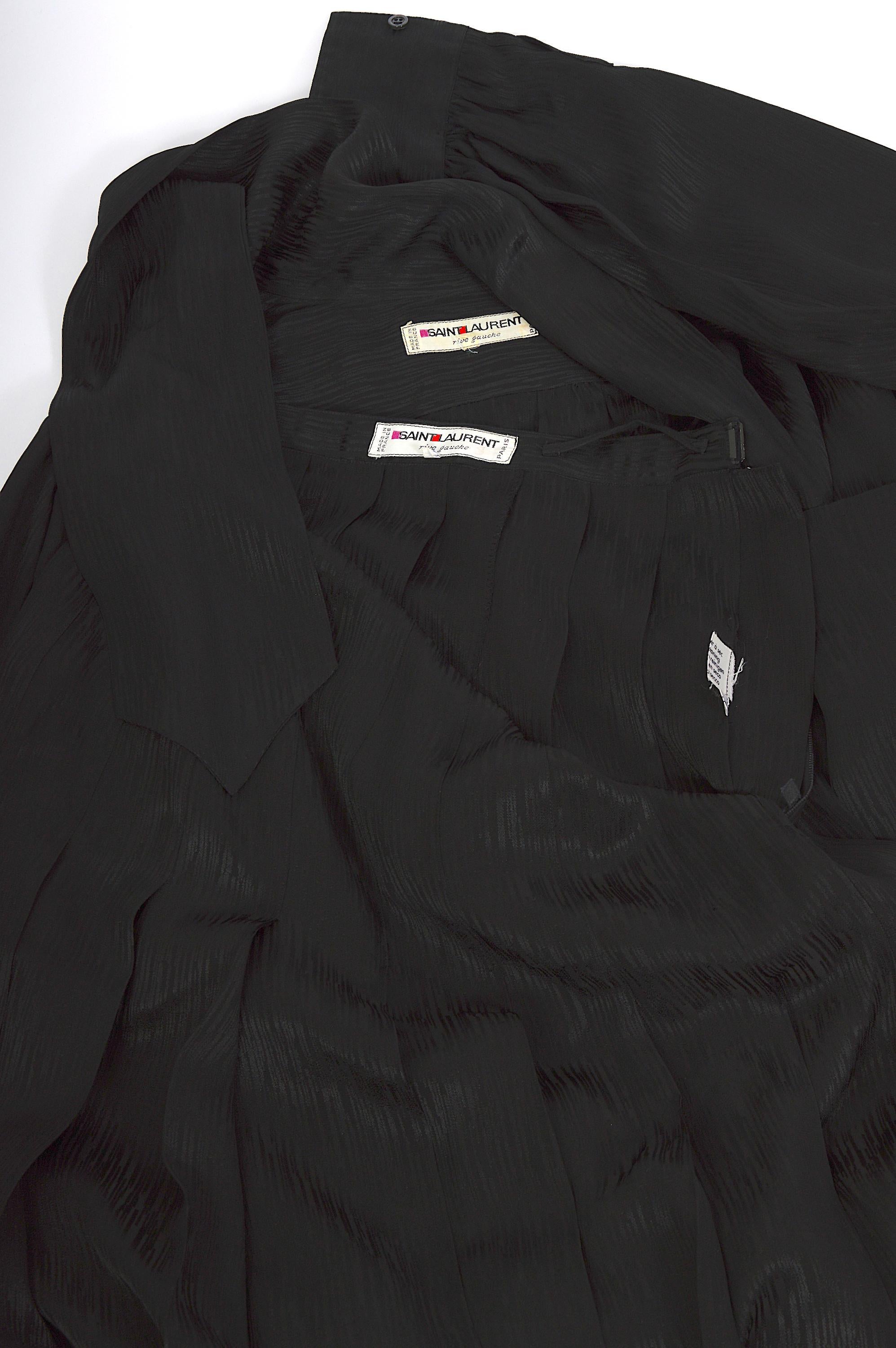 Vintage 1970 Yves Saint Laurent ensemble blouse foulard noir et jupe maxi plissée en vente 10