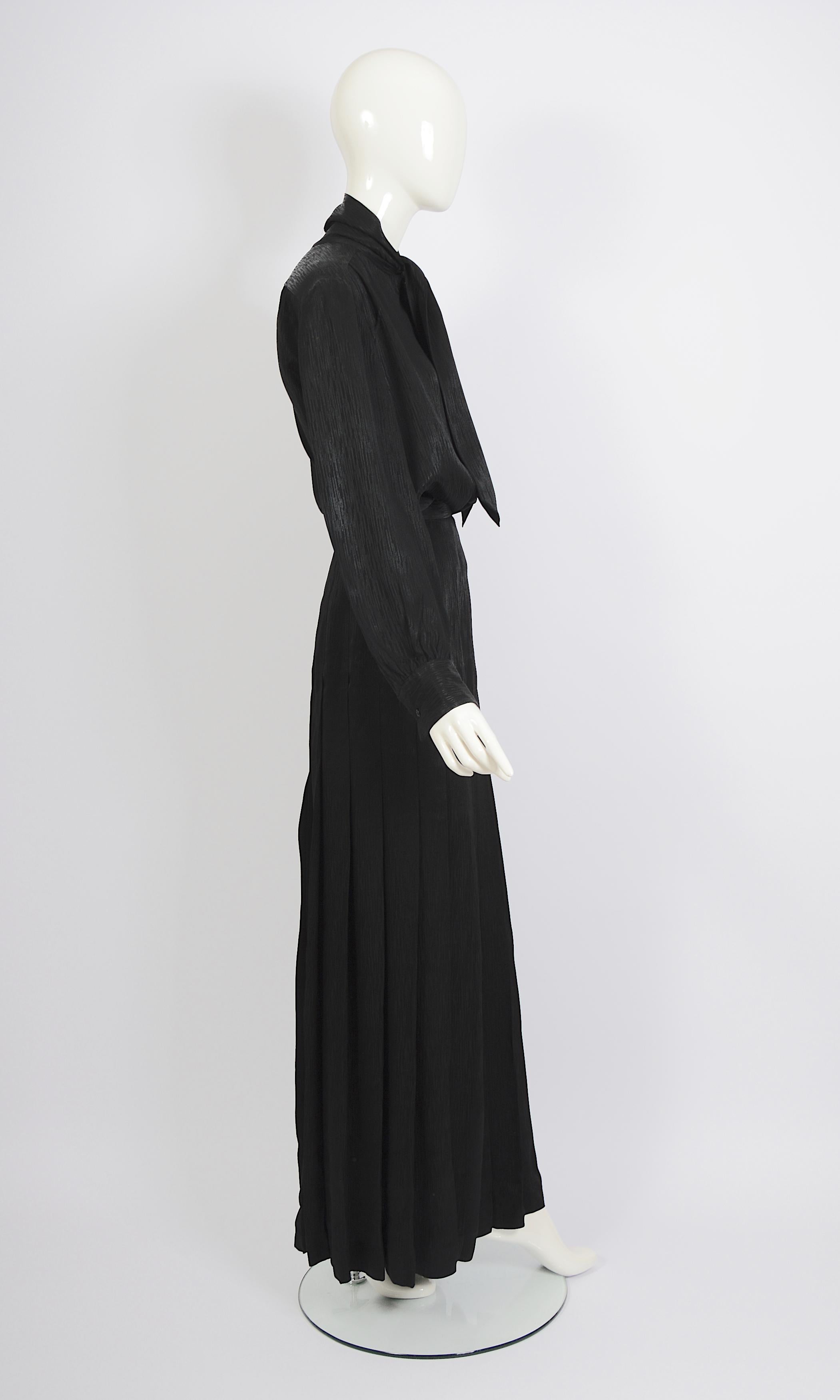 Vintage 1970 Yves Saint Laurent ensemble blouse foulard noir et jupe maxi plissée en vente 2