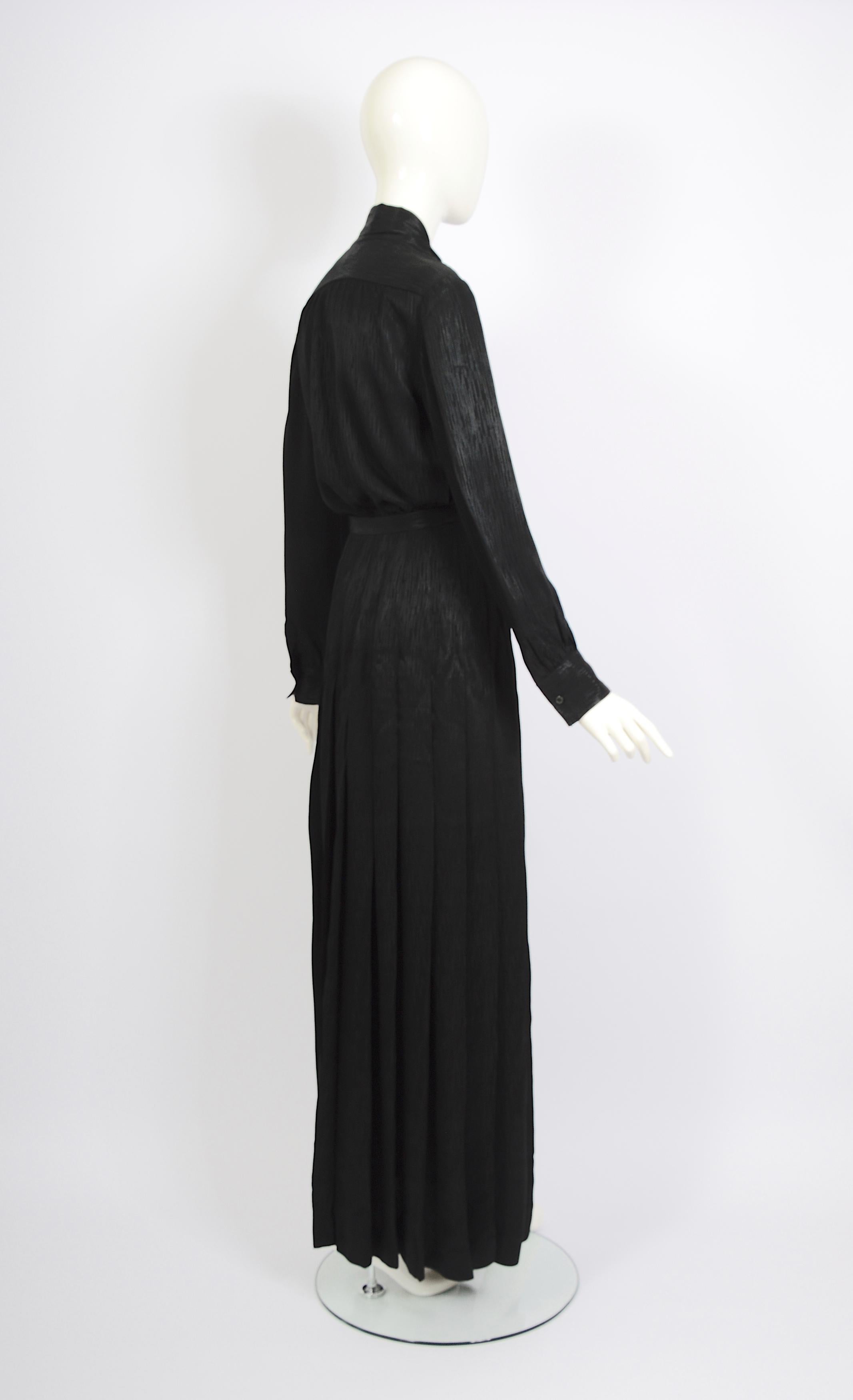 Vintage 1970 Yves Saint Laurent ensemble blouse foulard noir et jupe maxi plissée en vente 3