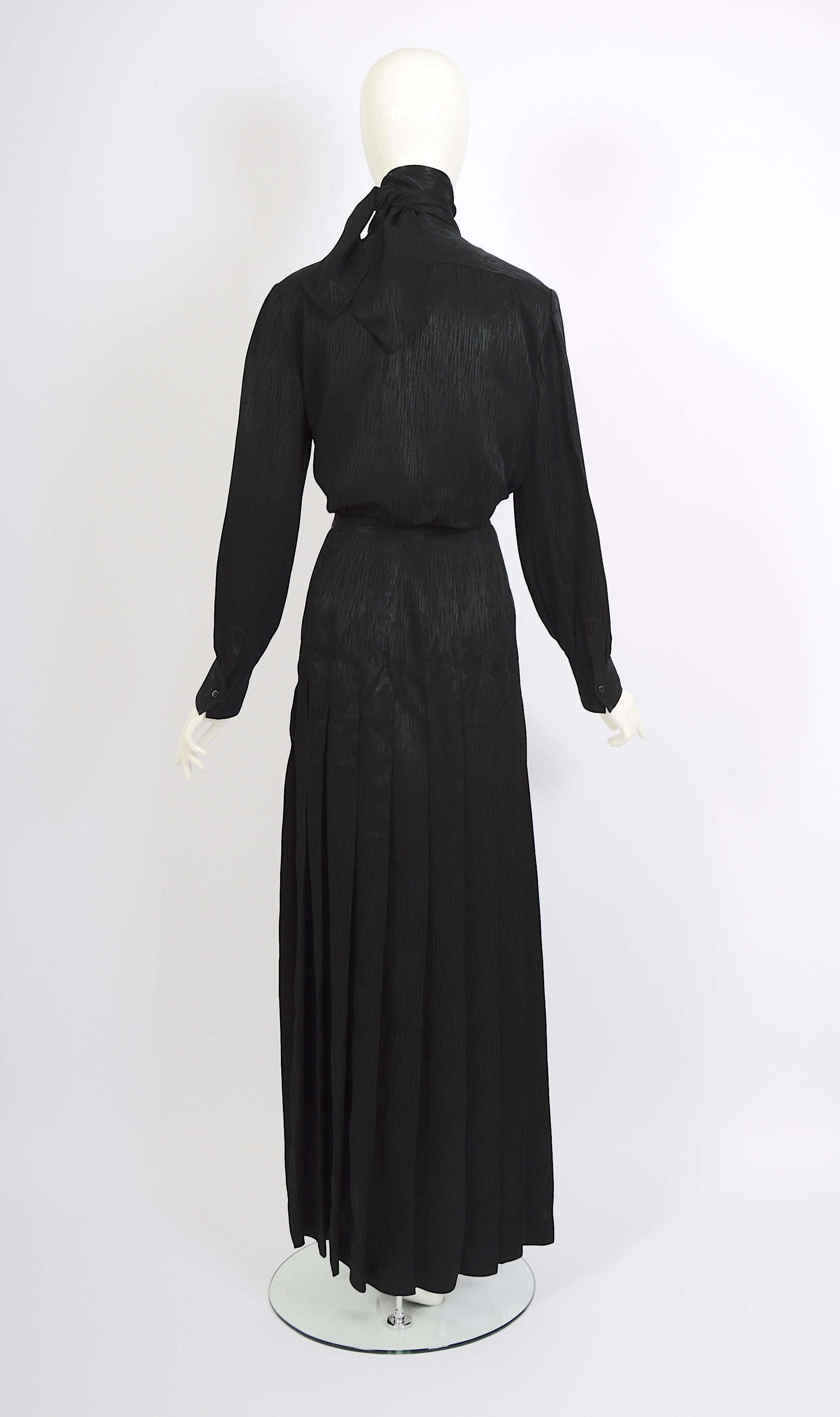 Vintage 1970 Yves Saint Laurent ensemble blouse foulard noir et jupe maxi plissée en vente 4