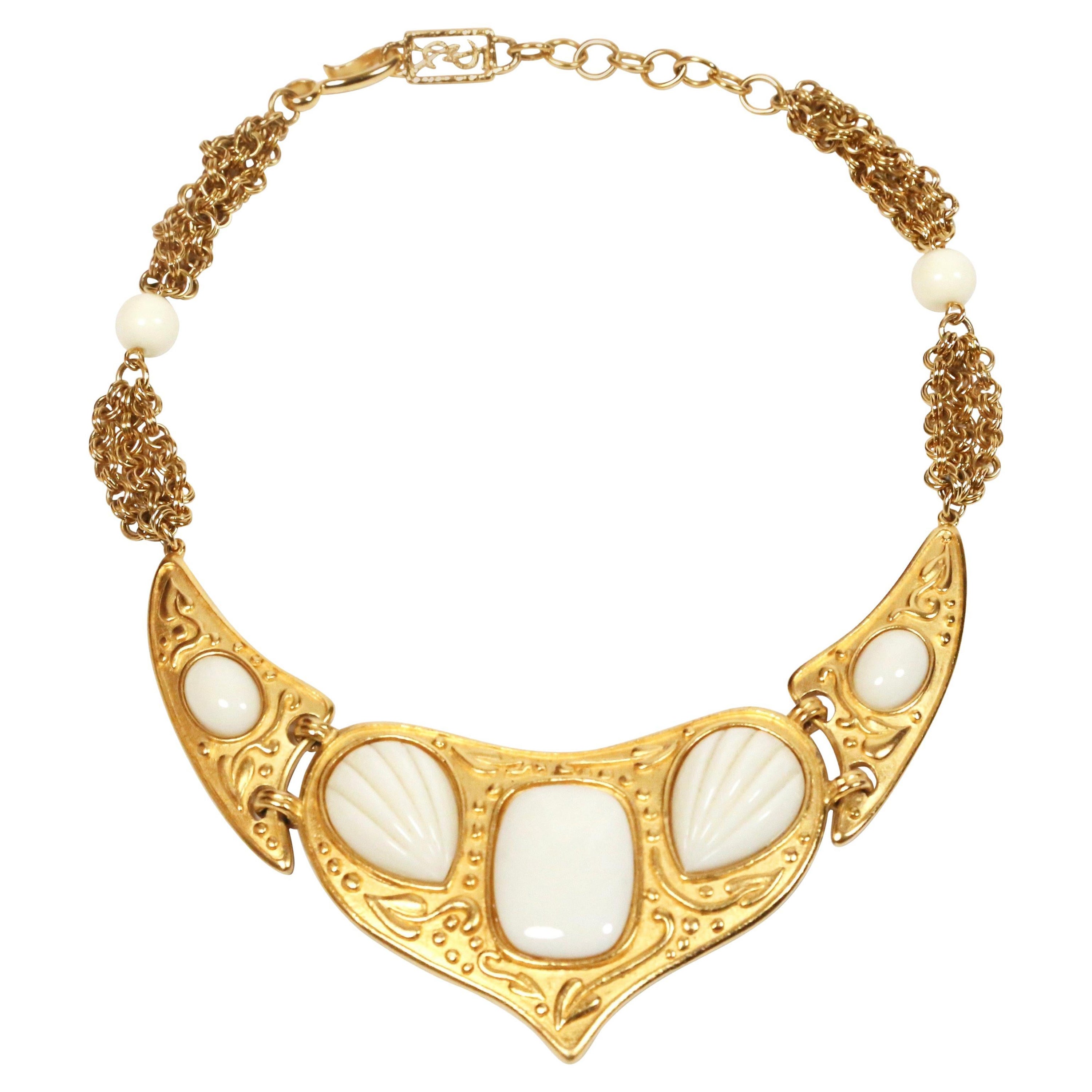 Dramatique collier en métal doré avec des pierres en résine faux ivoire d'Yves Saint Laurent datant de la fin des années 1970, début des années 1980. Le collier mesure environ 16