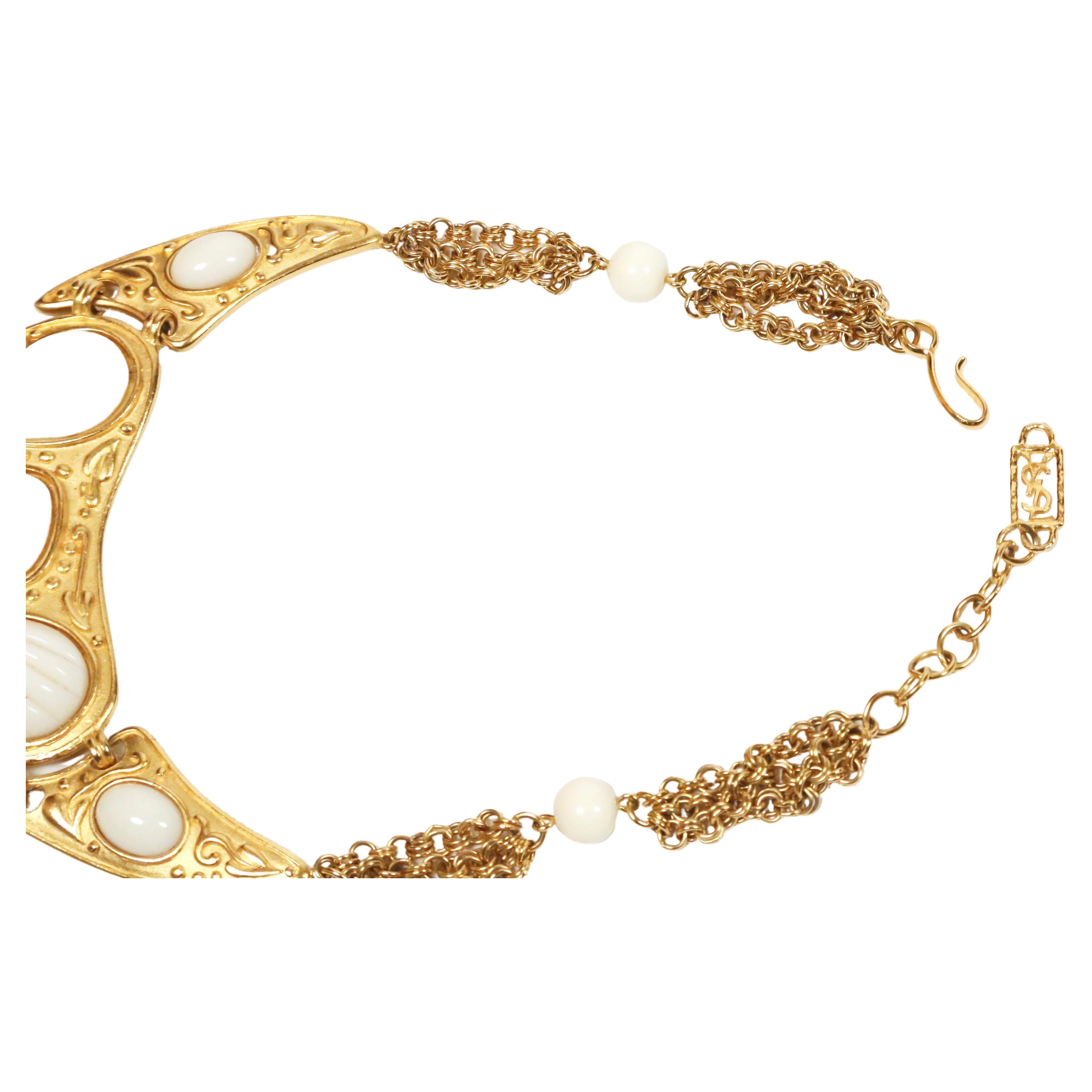 YVES SAINT LAURENT Collier doré vintage en fausse résine ivoire, années 1970 Unisexe en vente