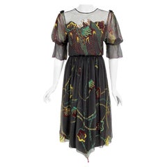 Vestido ilusión con mangas abullonadas de seda gris pintado a mano Zandra Rhodes vintage años 70