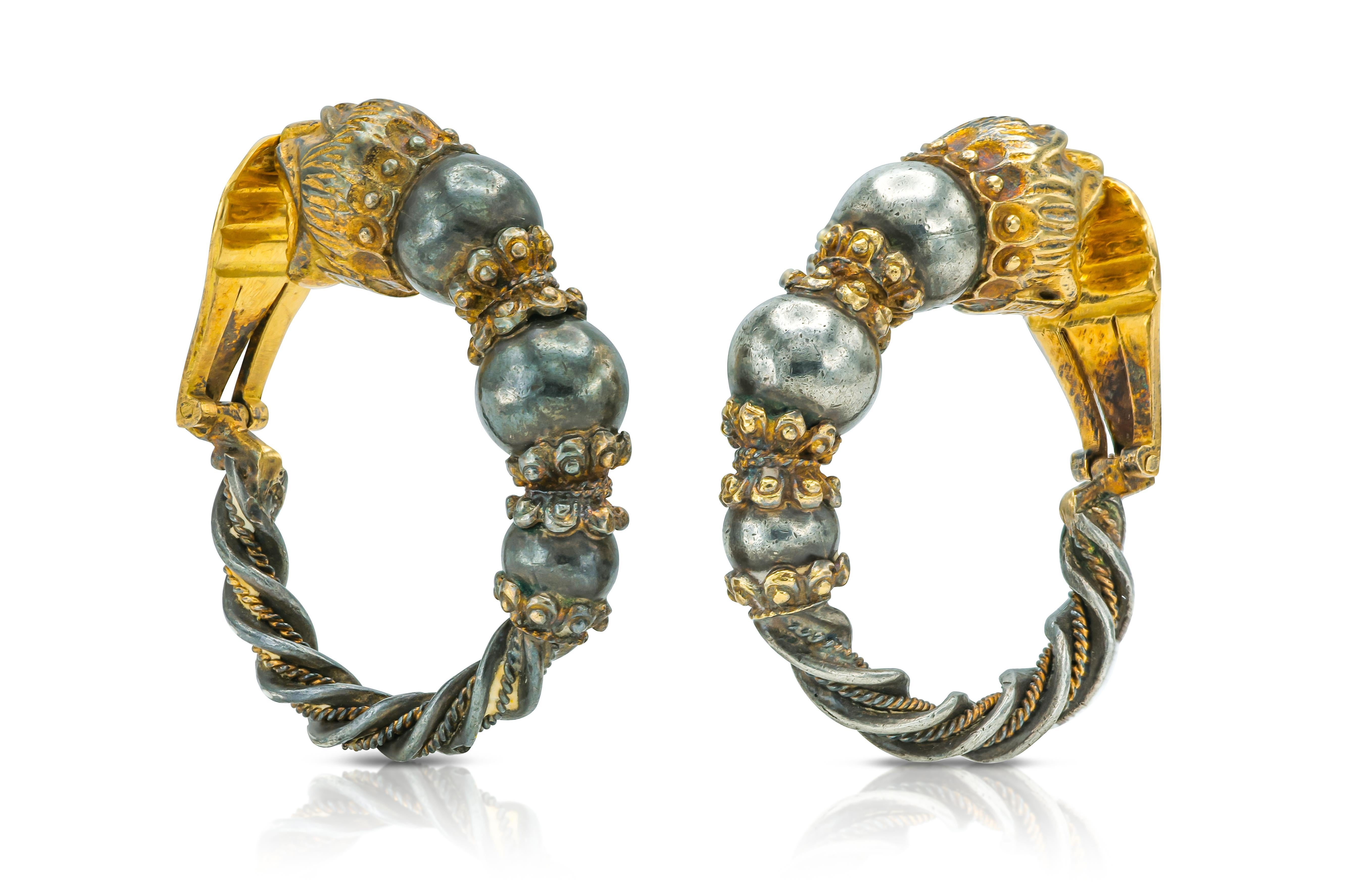 Finemente realizzato in oro giallo 18 carati e argento.
Firmato da Zolotas
Circa anni '70
1 1/8 x 1 3/8 pollici