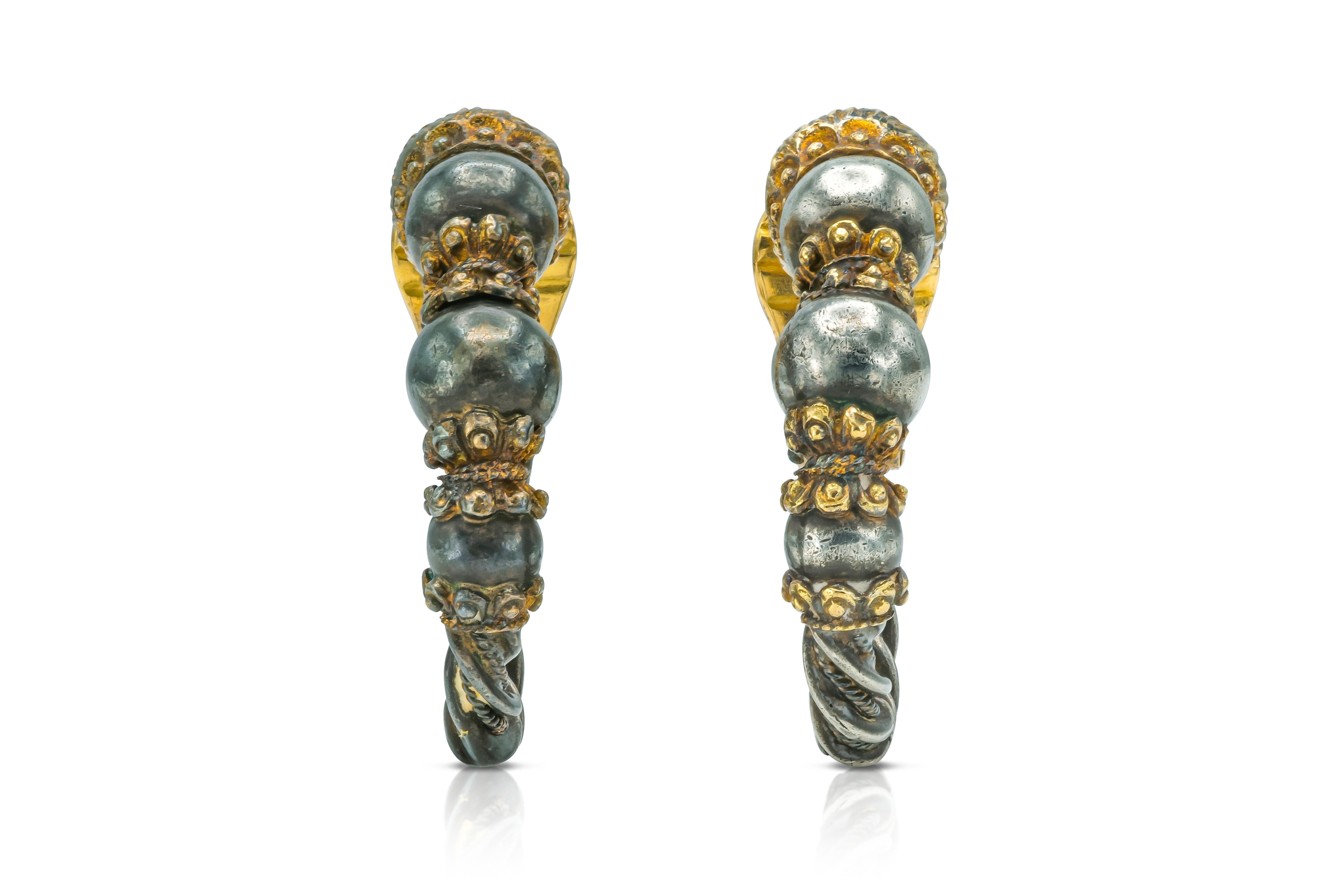 Orecchini a cerchio con leone in argento e oro di Zolotas, vintage, degli anni '70 In condizioni buone in vendita a New York, NY