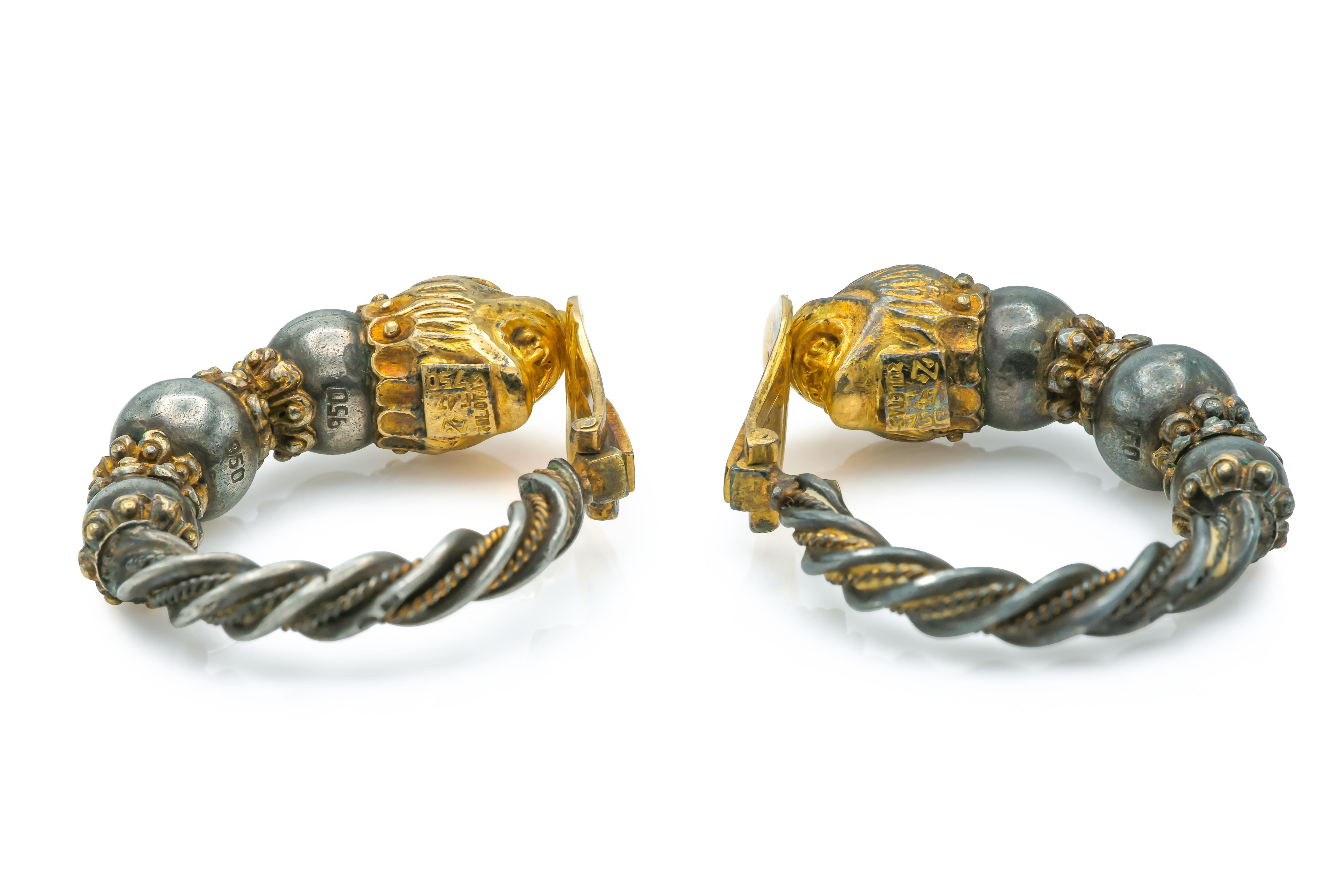 Donna Orecchini a cerchio con leone in argento e oro di Zolotas, vintage, degli anni '70 in vendita