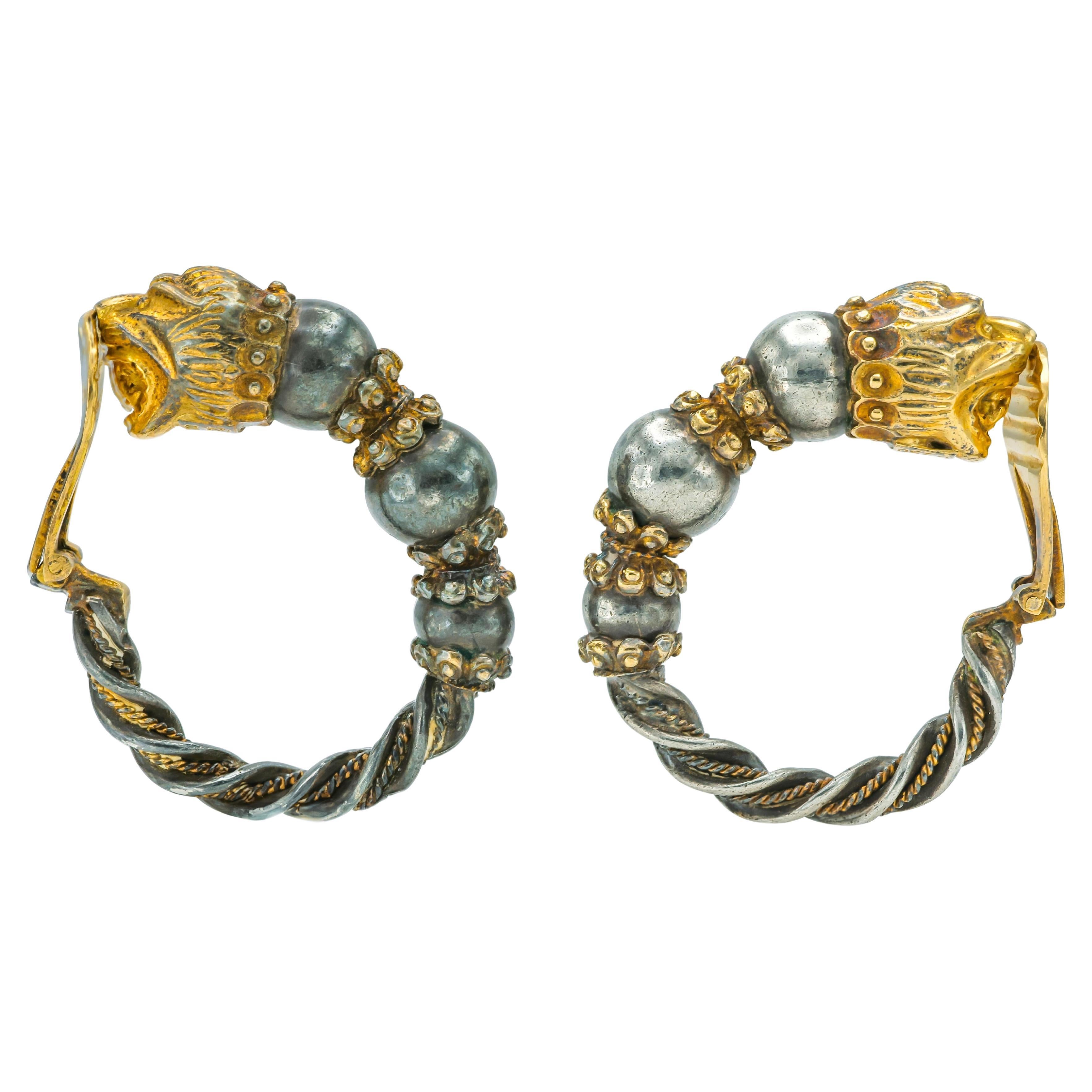 Orecchini a cerchio con leone in argento e oro di Zolotas, vintage, degli anni '70 in vendita