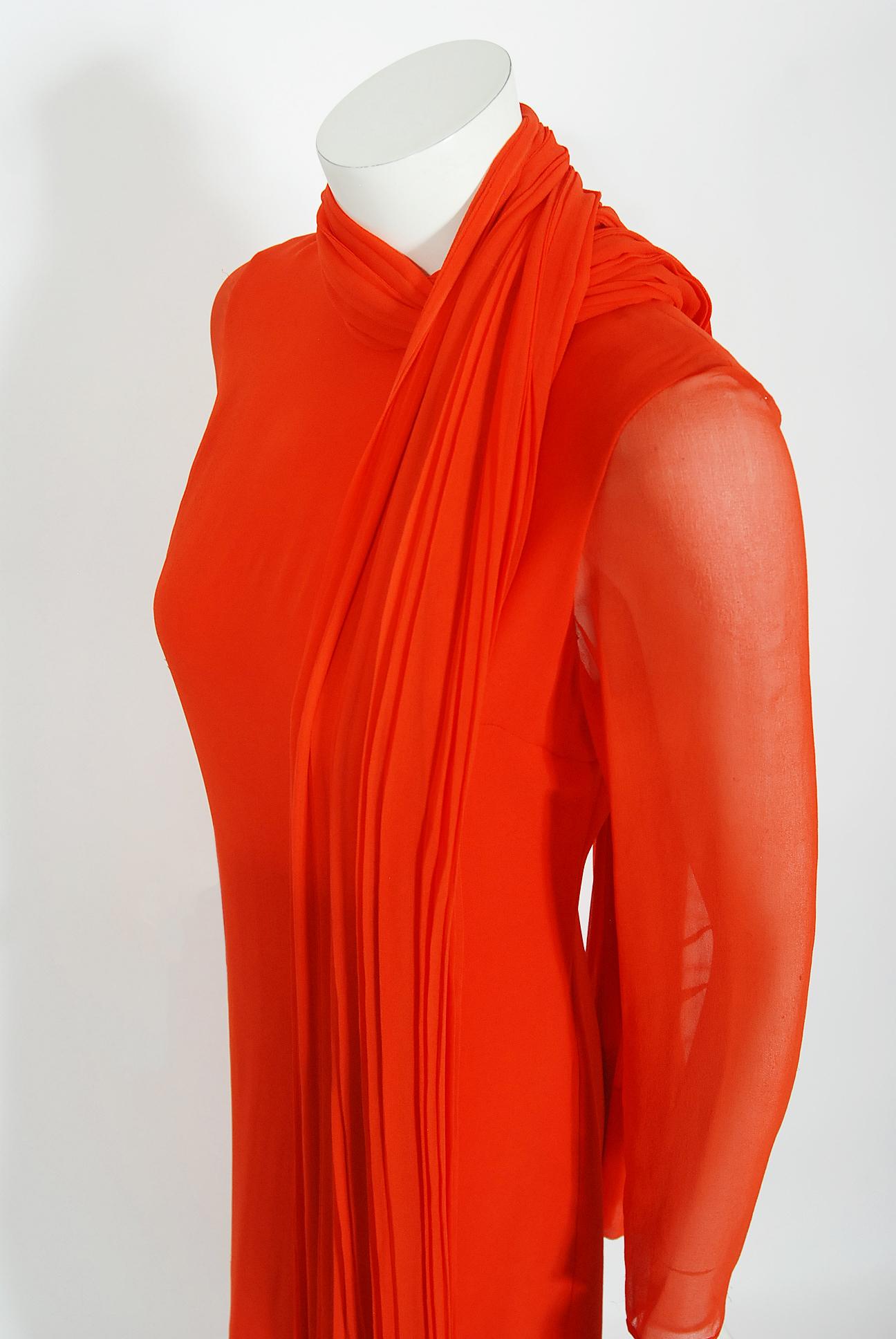 Vintage 1972 Christian Dior Couture Vestido y capa de gasa de seda plisada rojo anaranjado 5