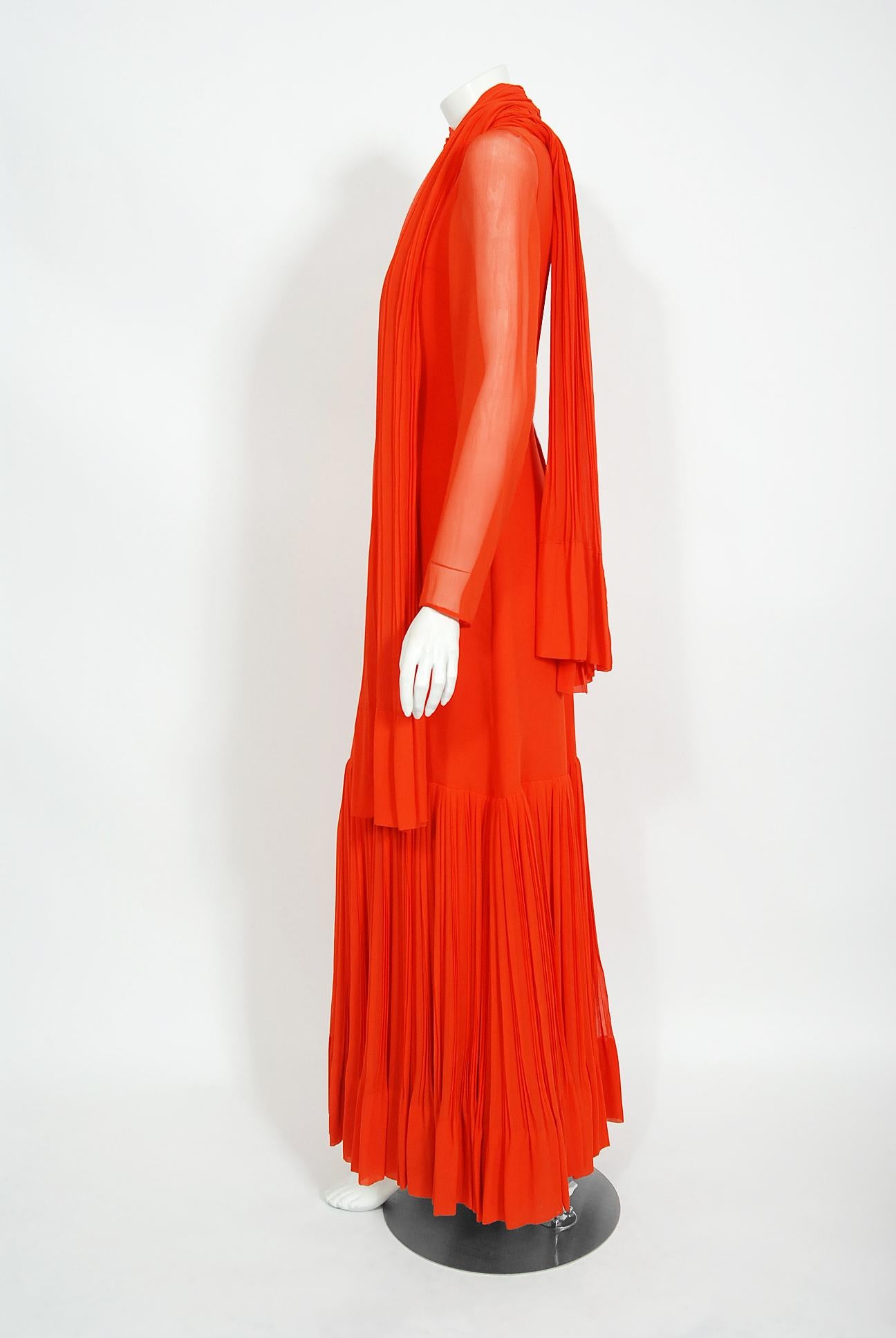 Vintage 1972 Christian Dior Couture Vestido y capa de gasa de seda plisada rojo anaranjado 6