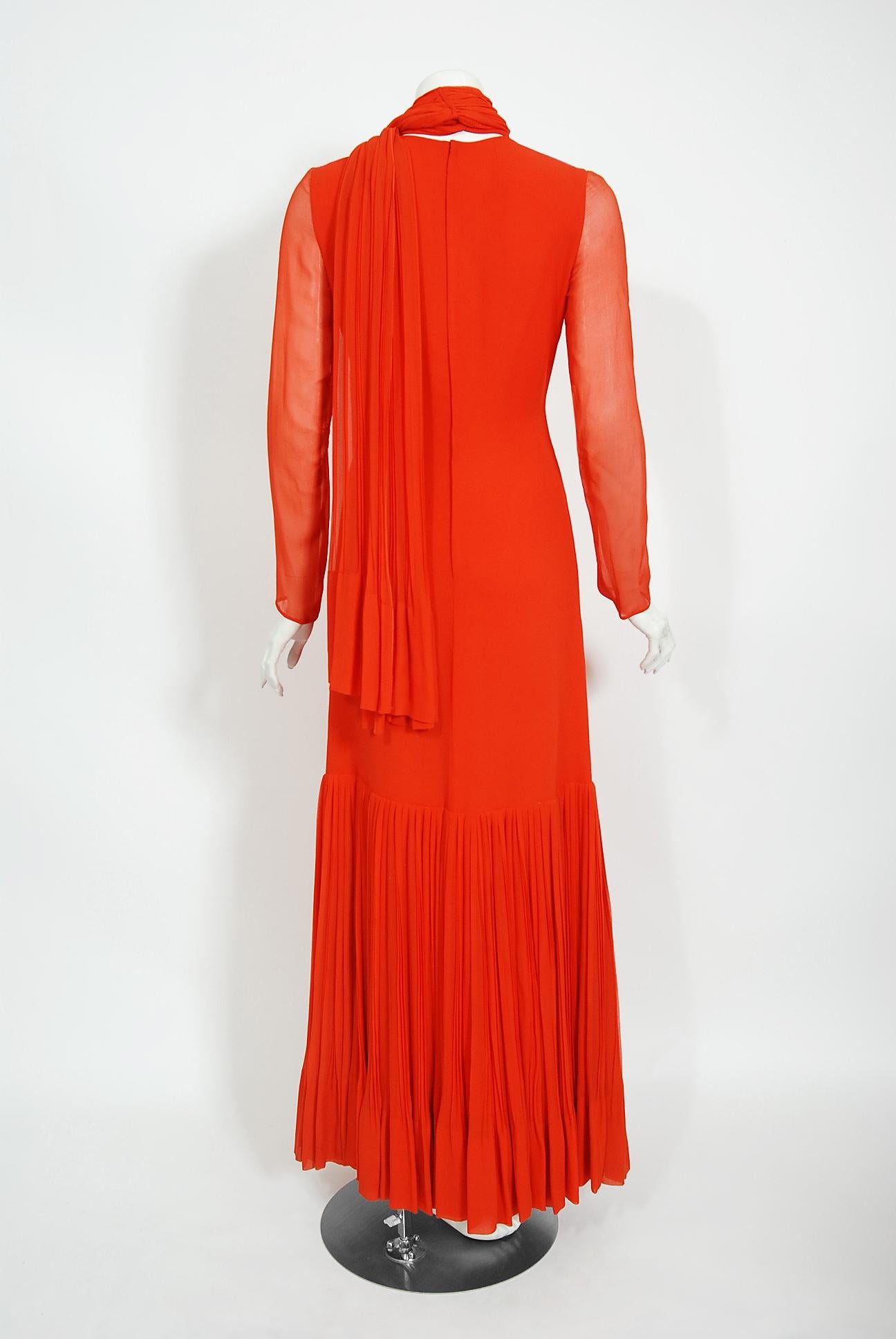 Vintage 1972 Christian Dior Couture Vestido y capa de gasa de seda plisada rojo anaranjado 7