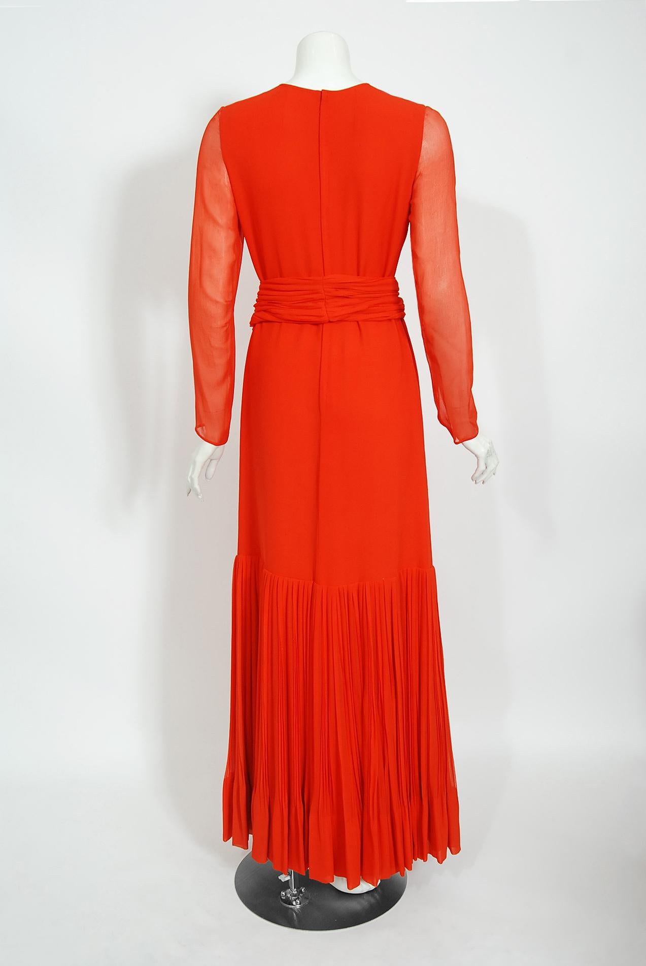 Vintage 1972 Christian Dior Couture Vestido y capa de gasa de seda plisada rojo anaranjado 8