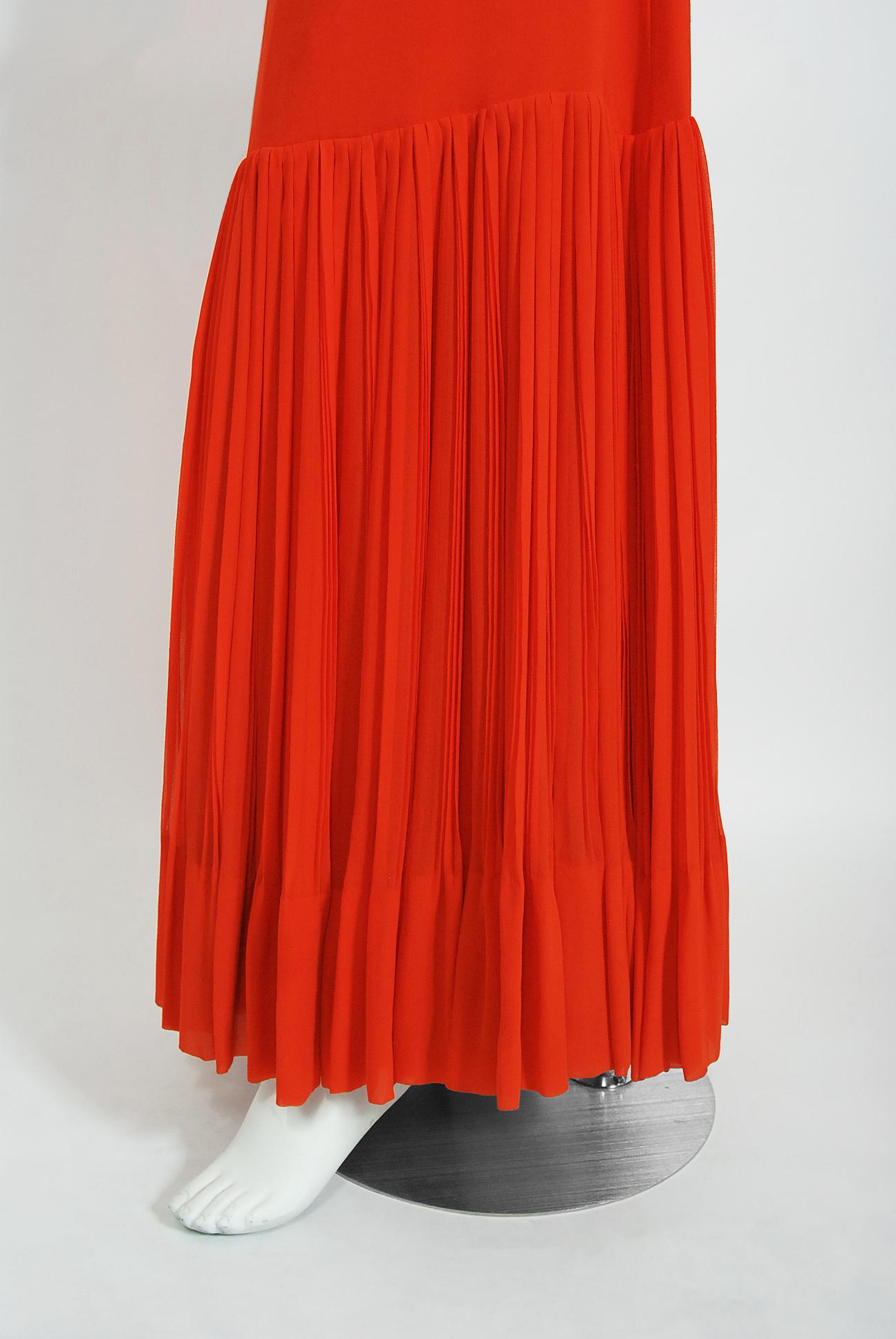 Vintage 1972 Christian Dior Couture Vestido y capa de gasa de seda plisada rojo anaranjado 9