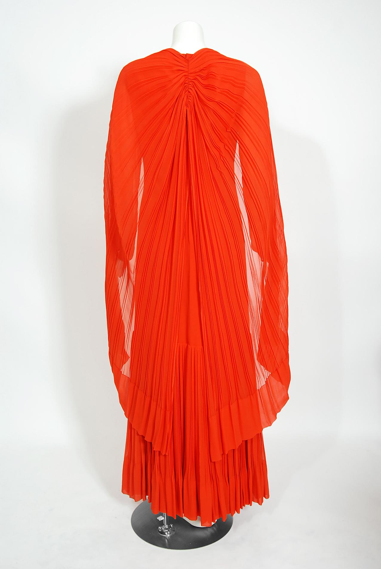Vintage 1972 Christian Dior Couture Vestido y capa de gasa de seda plisada rojo anaranjado 10