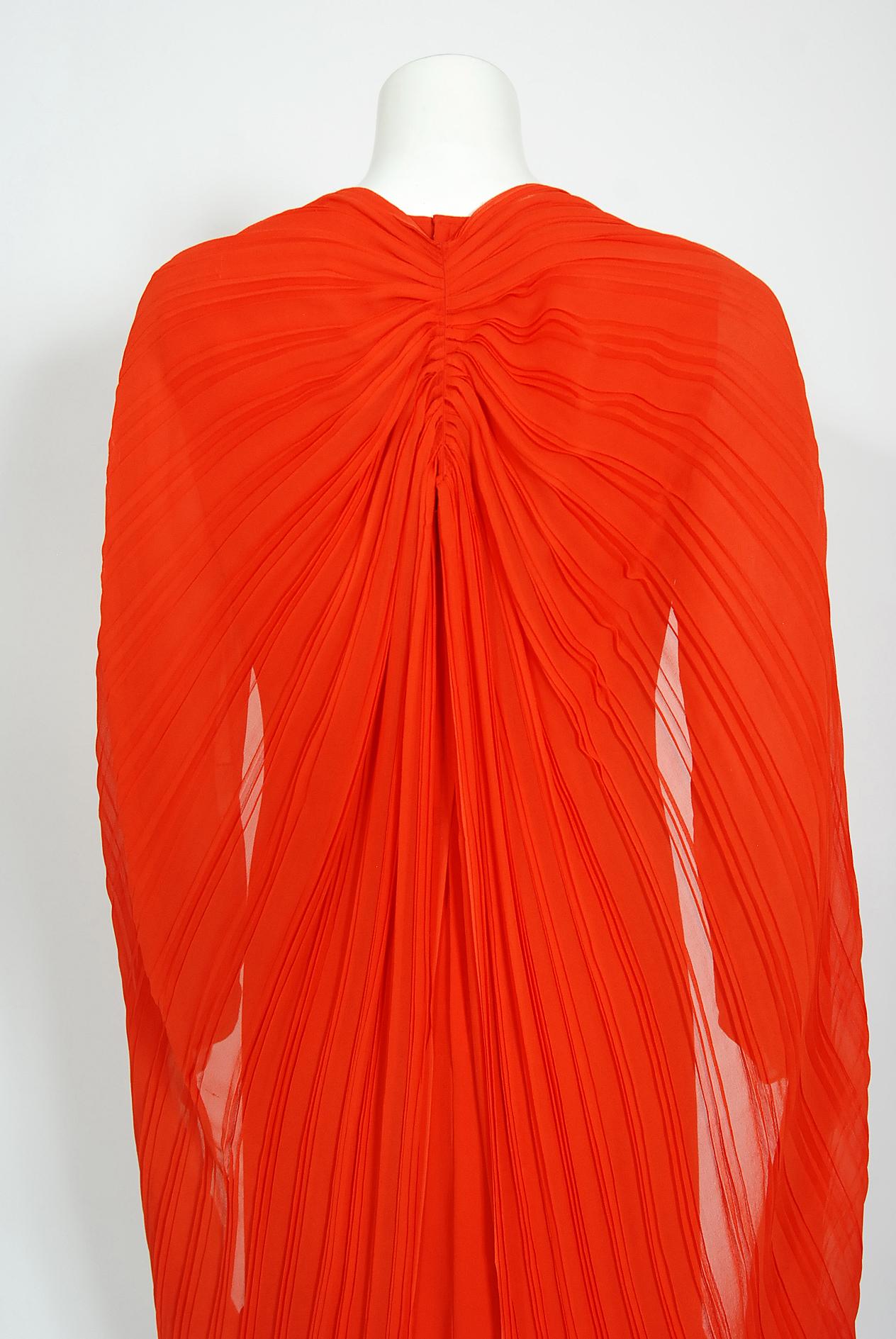 Vintage 1972 Christian Dior Couture Vestido y capa de gasa de seda plisada rojo anaranjado 11