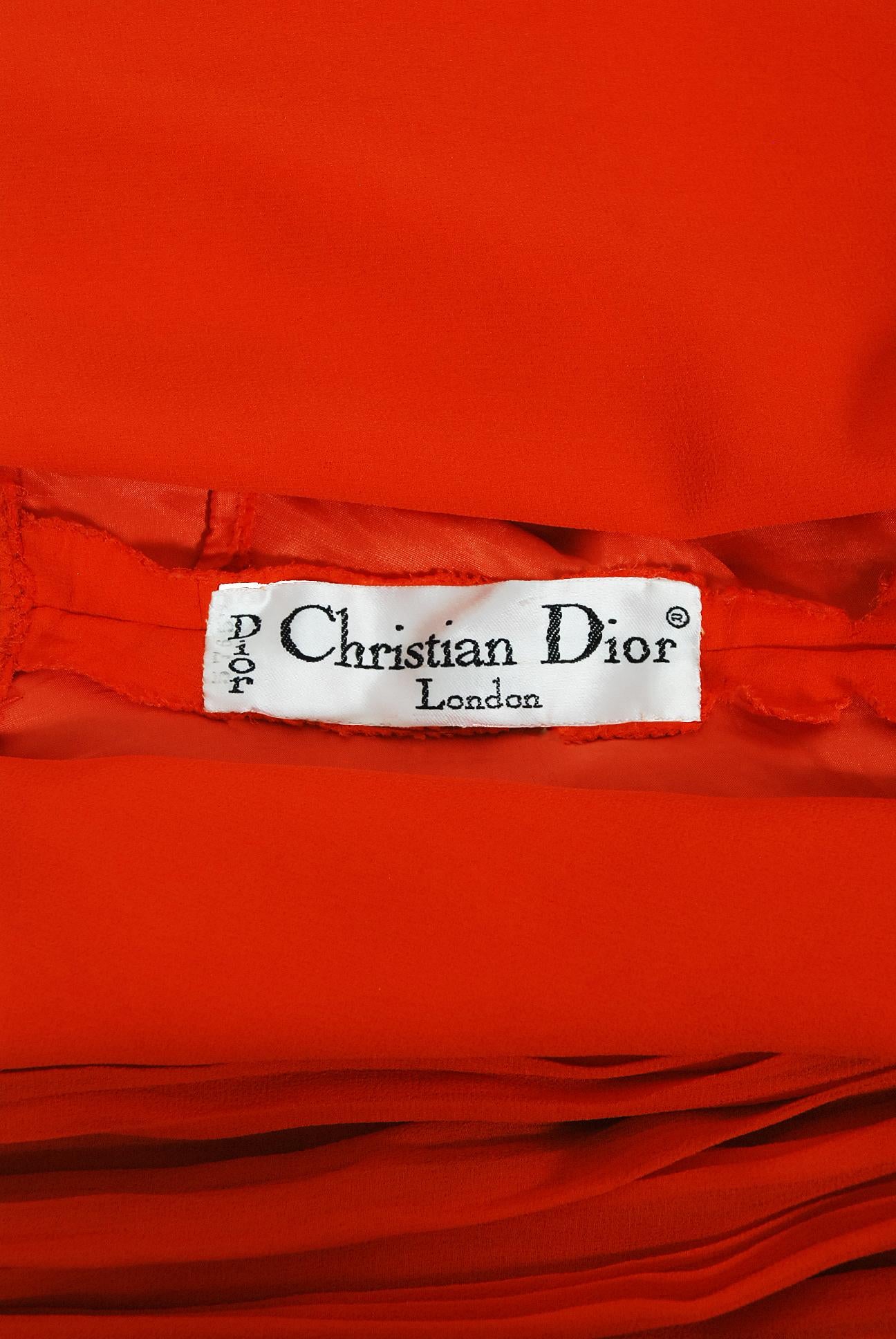 Vintage 1972 Christian Dior Couture Vestido y capa de gasa de seda plisada rojo anaranjado 12