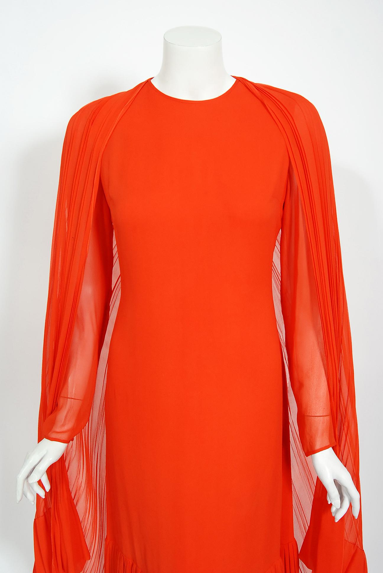 Un conjunto de vestido de gasa de seda numerado de demi-couture de Christian Dior London, sencillamente precioso, que data de 1972. Christian Dior diseñó con su propio nombre sólo durante una década, pero su influencia es eterna. Cuando el talentoso