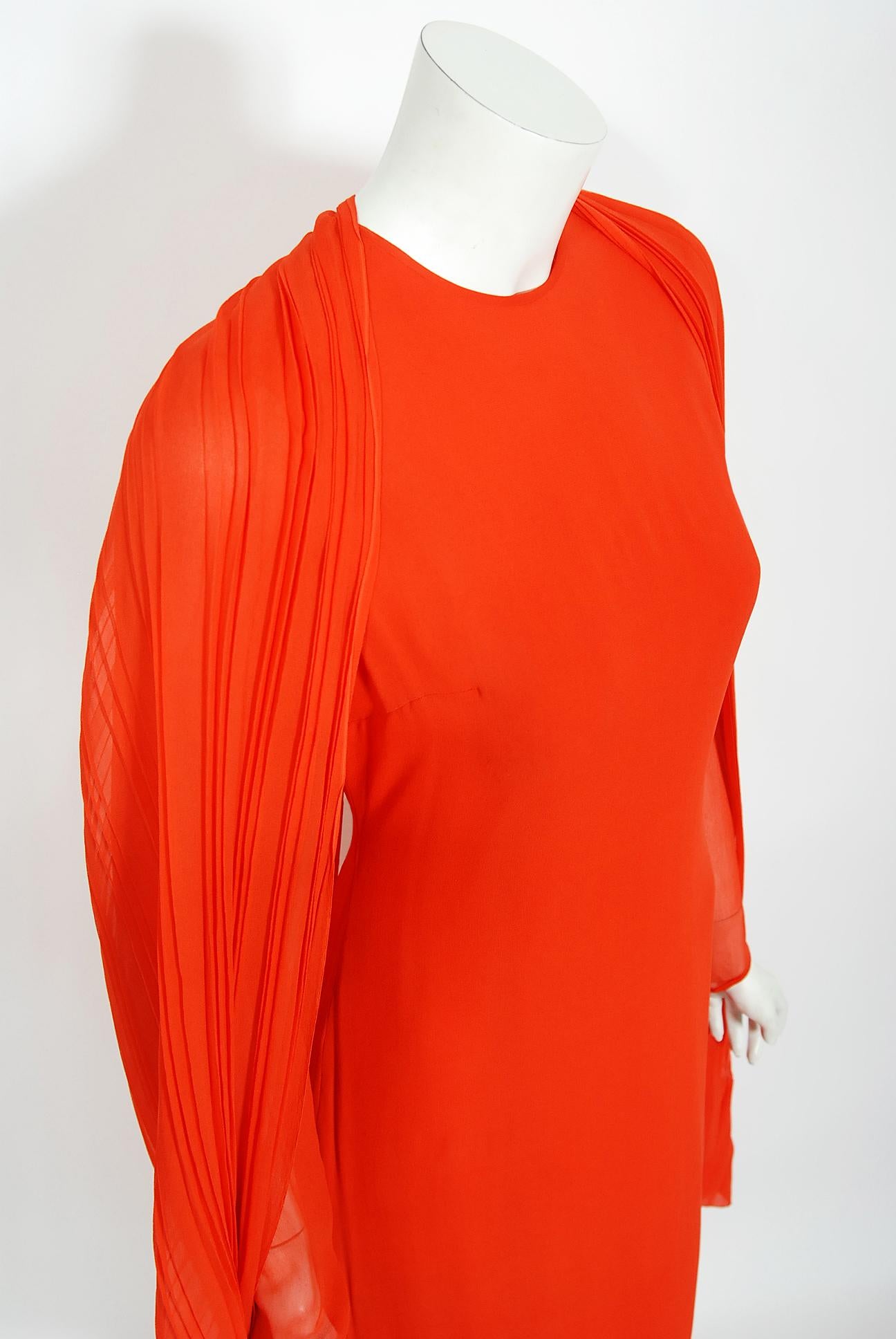 Vintage 1972 Christian Dior Couture Vestido y capa de gasa de seda plisada rojo anaranjado Rojo