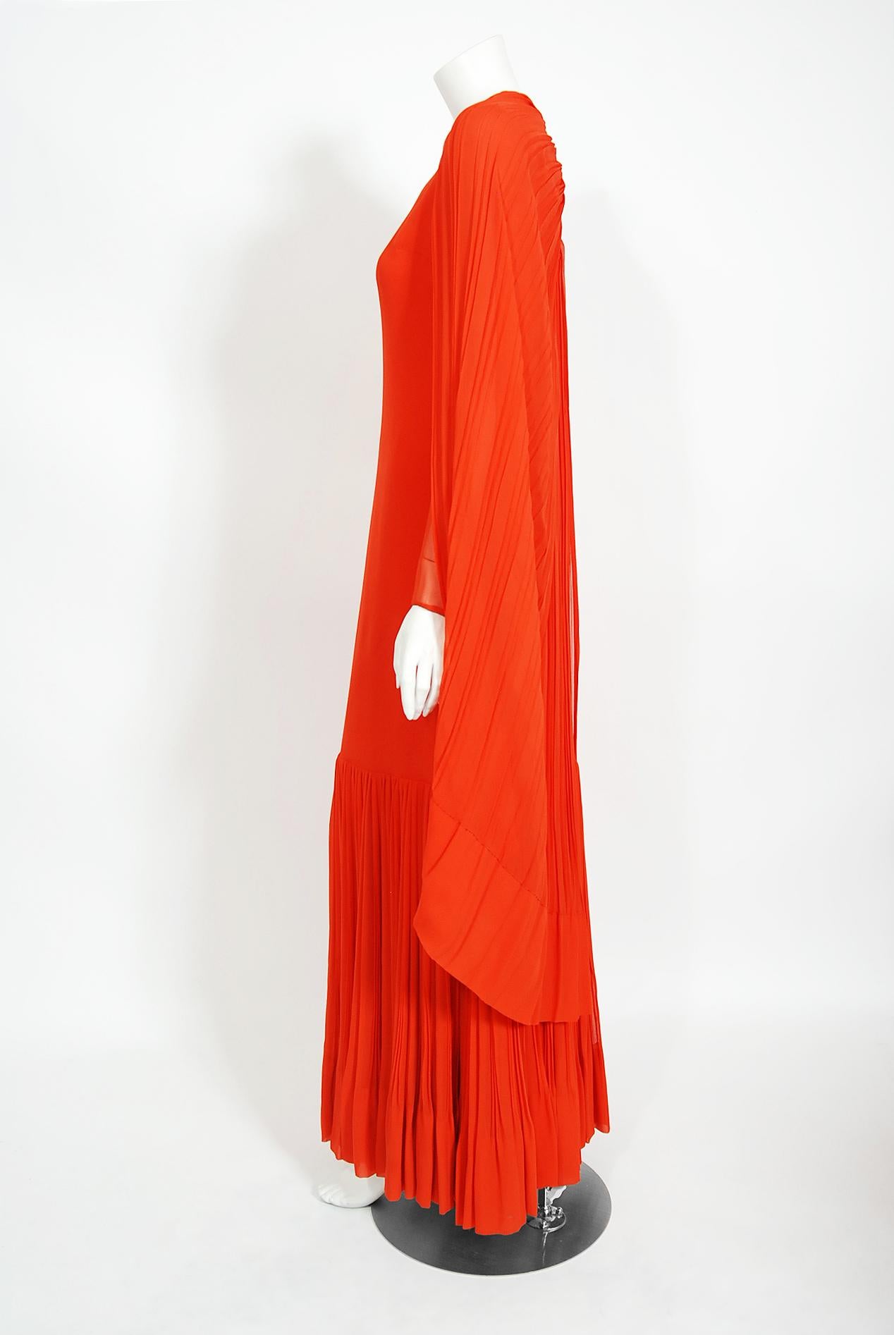 Vintage 1972 Christian Dior Couture Vestido y capa de gasa de seda plisada rojo anaranjado en Bueno Estado en Beverly Hills, CA