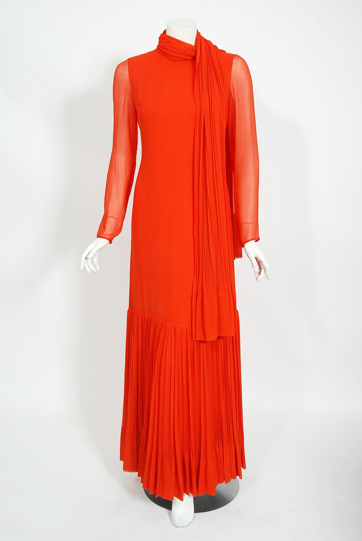 De las mujeres Vintage 1972 Christian Dior Couture Vestido y capa de gasa de seda plisada rojo anaranjado