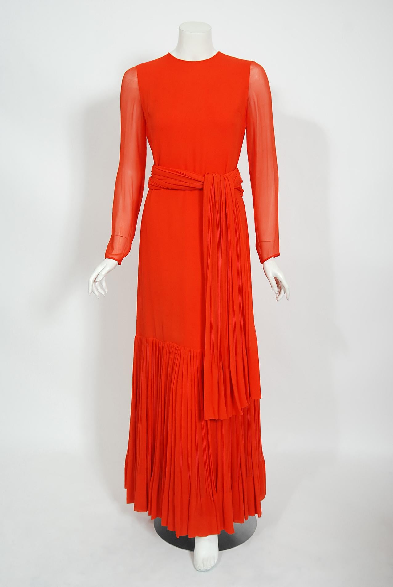 Vintage 1972 Christian Dior Couture Vestido y capa de gasa de seda plisada rojo anaranjado 1