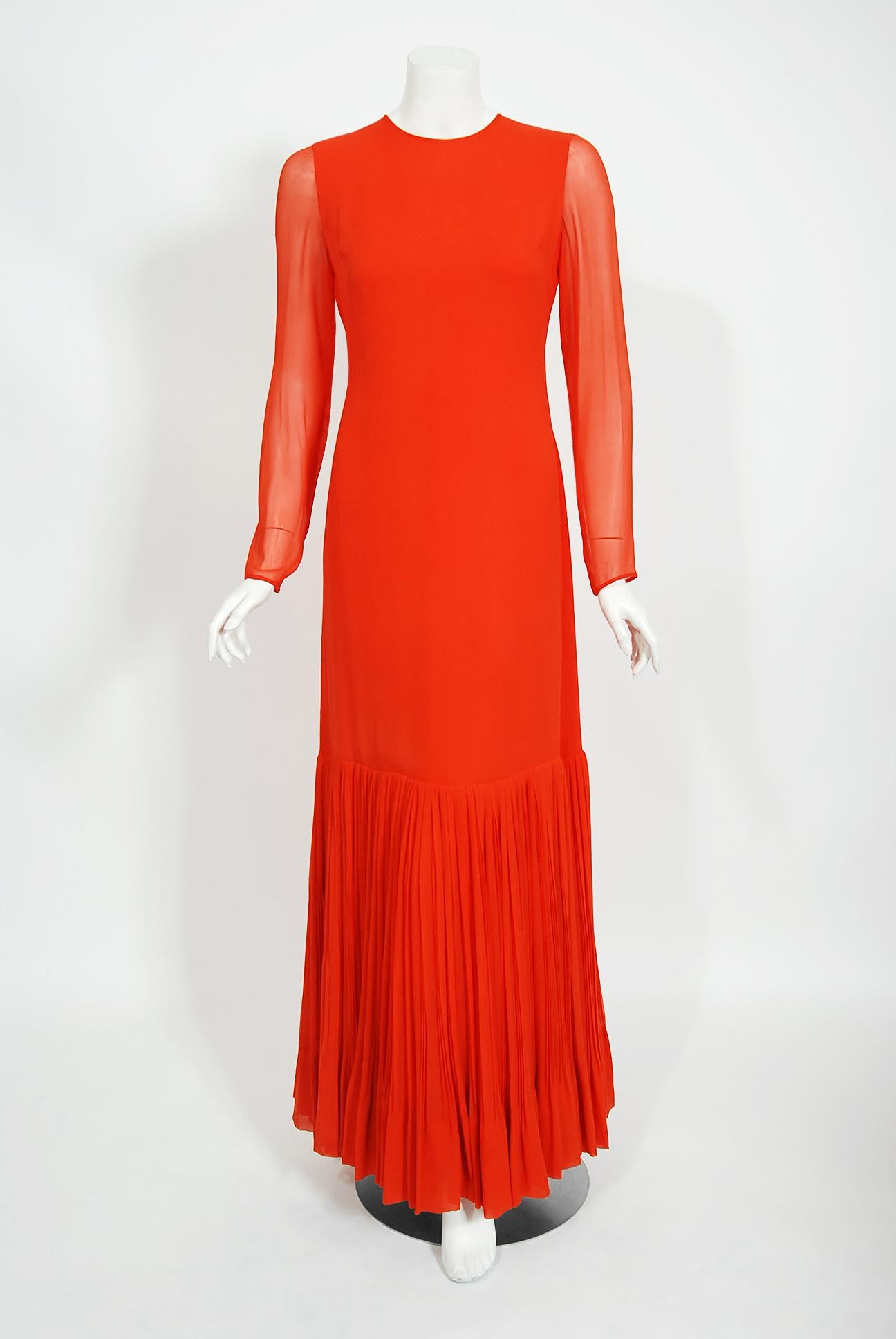 Vintage 1972 Christian Dior Couture Vestido y capa de gasa de seda plisada rojo anaranjado 2