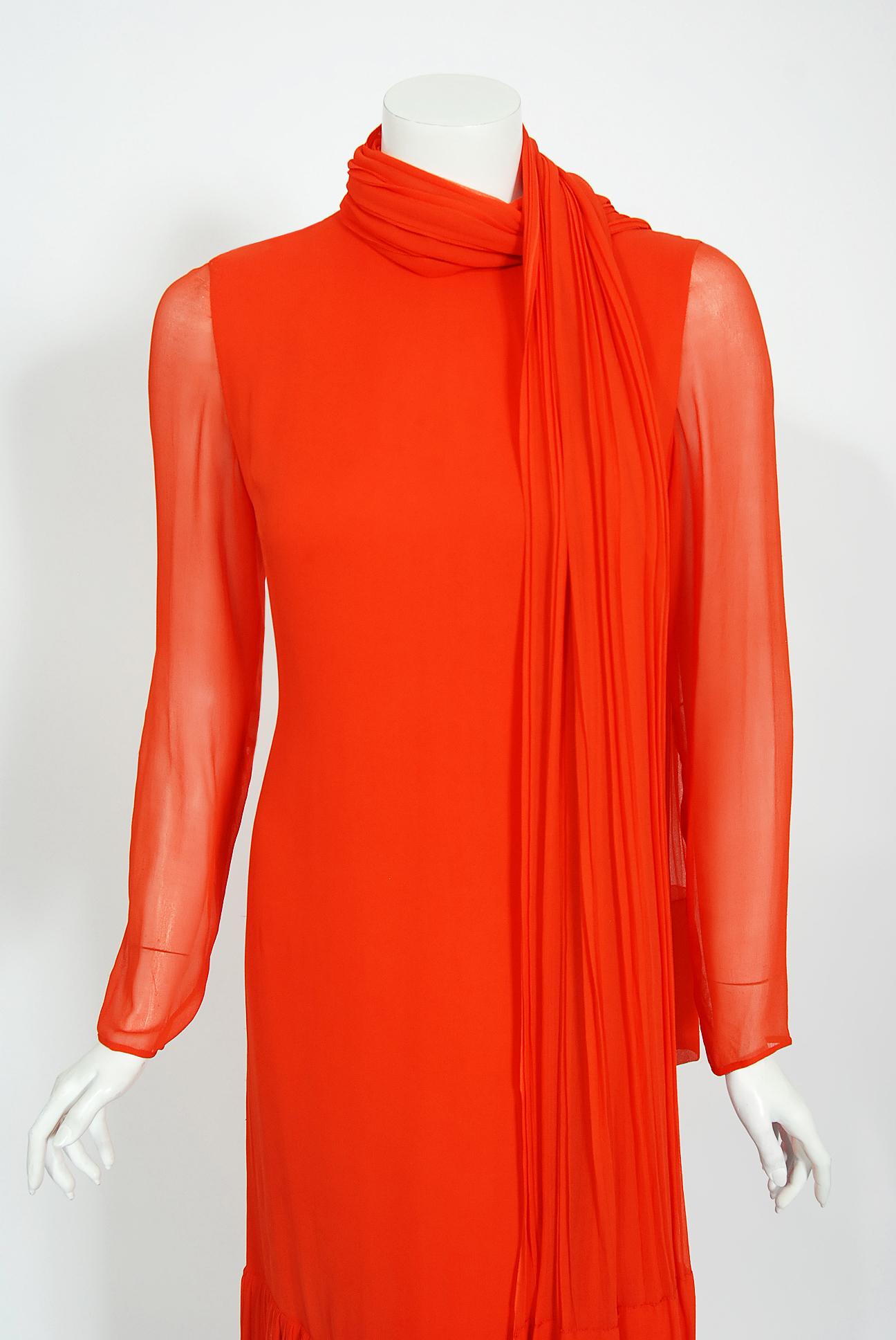 Vintage 1972 Christian Dior Couture Vestido y capa de gasa de seda plisada rojo anaranjado 3