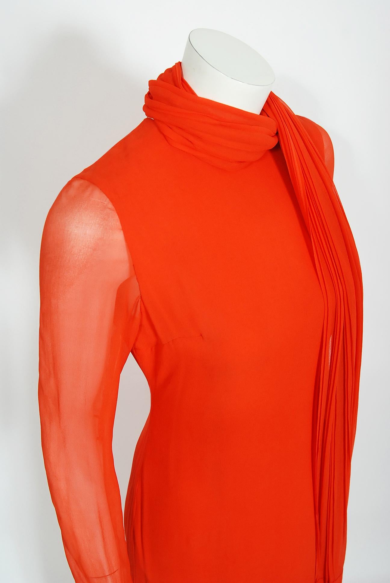 Vintage 1972 Christian Dior Couture Vestido y capa de gasa de seda plisada rojo anaranjado 4