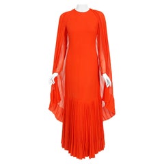 Vintage 1972 Christian Dior Couture: abito e mantello in seta e chiffon plissettato rosso arancio