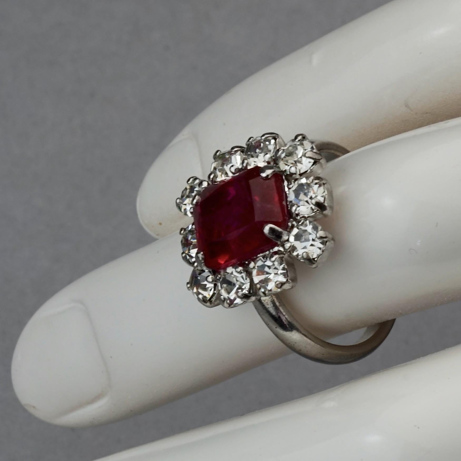 Vintage 1971 CHRISTIAN DIOR Red Rhinestone Ring In Excellent Condition For Sale In Kingersheim, Alsace