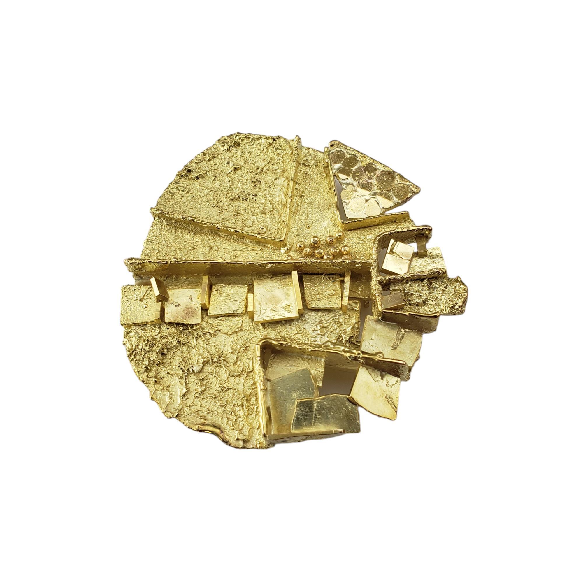 Vintage Henri Leighton 14K Yellow Gold Modernist Geometric Brooch-

This elegant Modernist brooch by artist Henri Leighton is crafted in 14K yellow gold in a meticulously detailed geometric design.

Size: 52 mm x 49 mm

Weight: 14.9 dwt./ 23.1