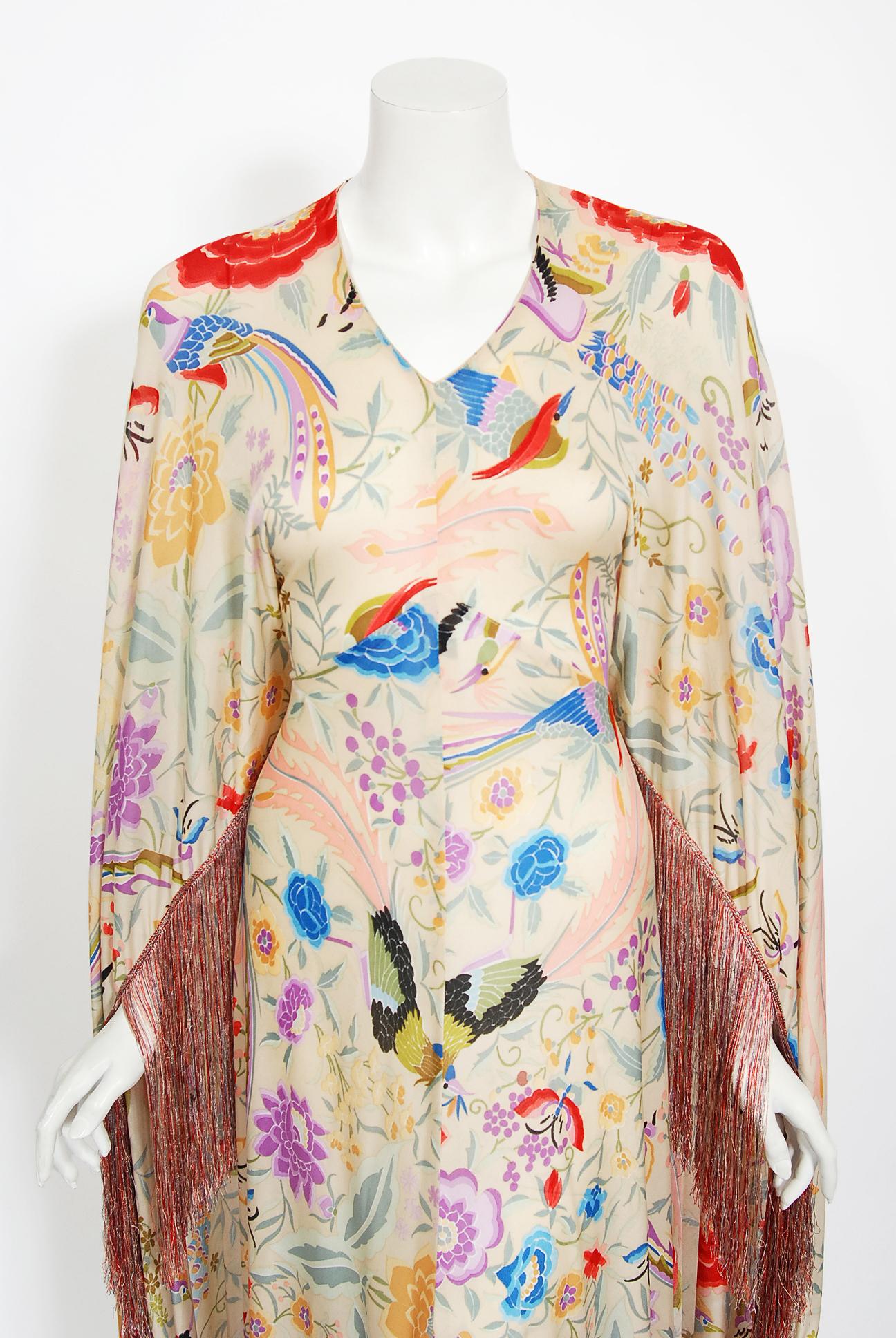 Vintage 1971 Missoni Couture Floral Vogel Druck Seide-Jersey Fransen Kaftan Kleid im Zustand „Gut“ in Beverly Hills, CA